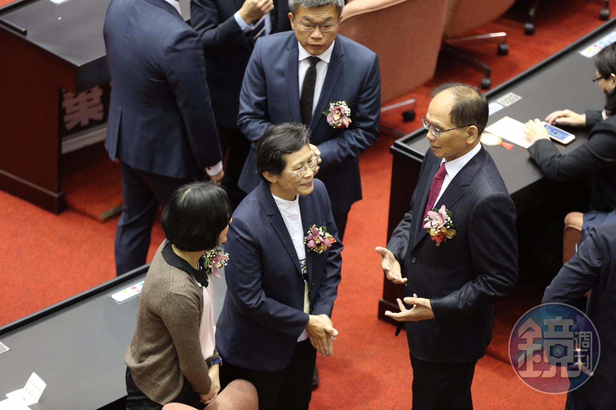 民進黨立委游錫堃、蔡其昌在投票前與時代力量立委陳椒華、王婉諭互動。