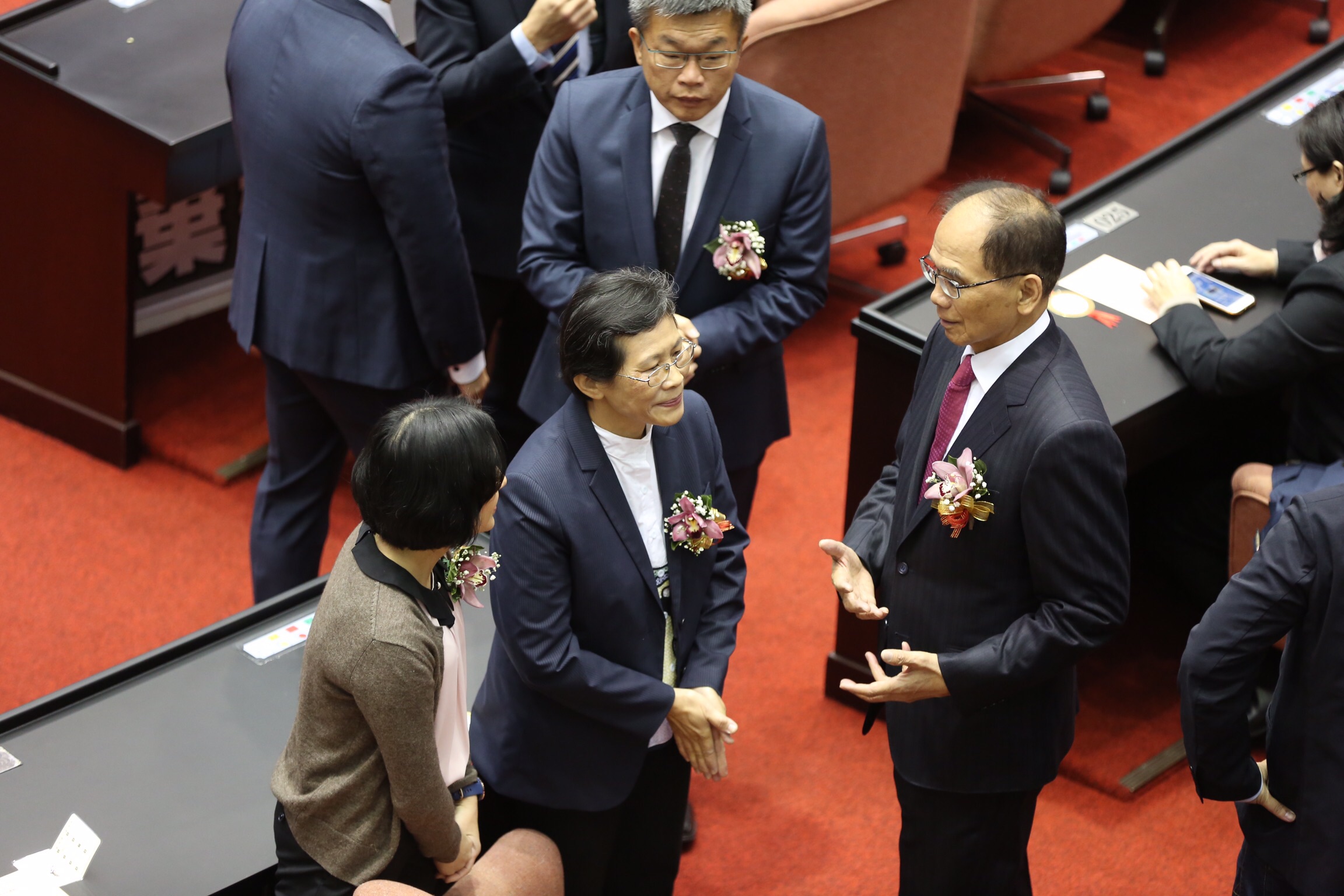 民進黨立委游錫堃、蔡其昌在投票前與時代力量立委陳椒華、王婉諭互動。