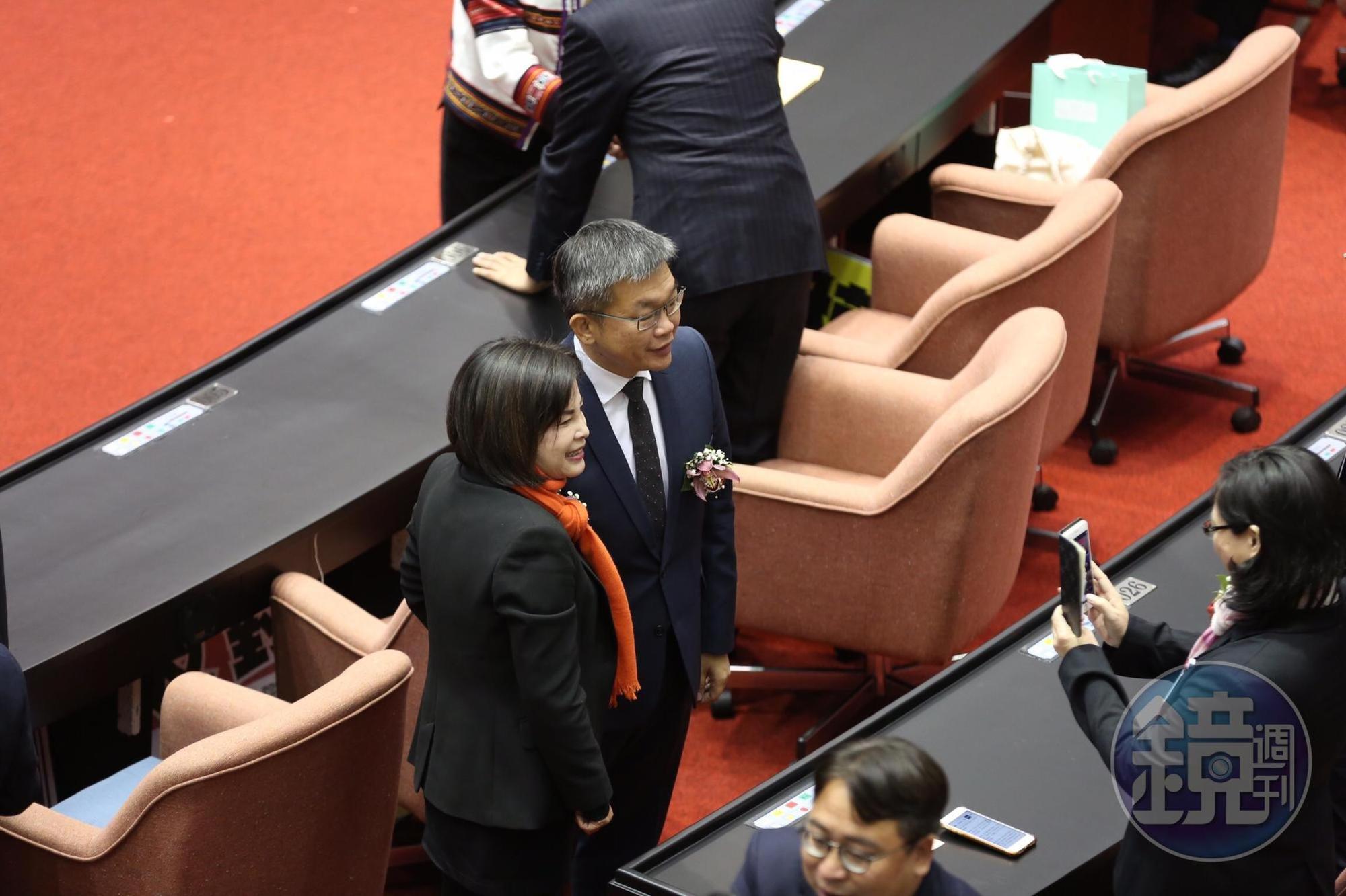 蔡其昌在議場內與同黨新科立委賴惠員合照時，是請民眾黨立委賴香伶幫忙。
