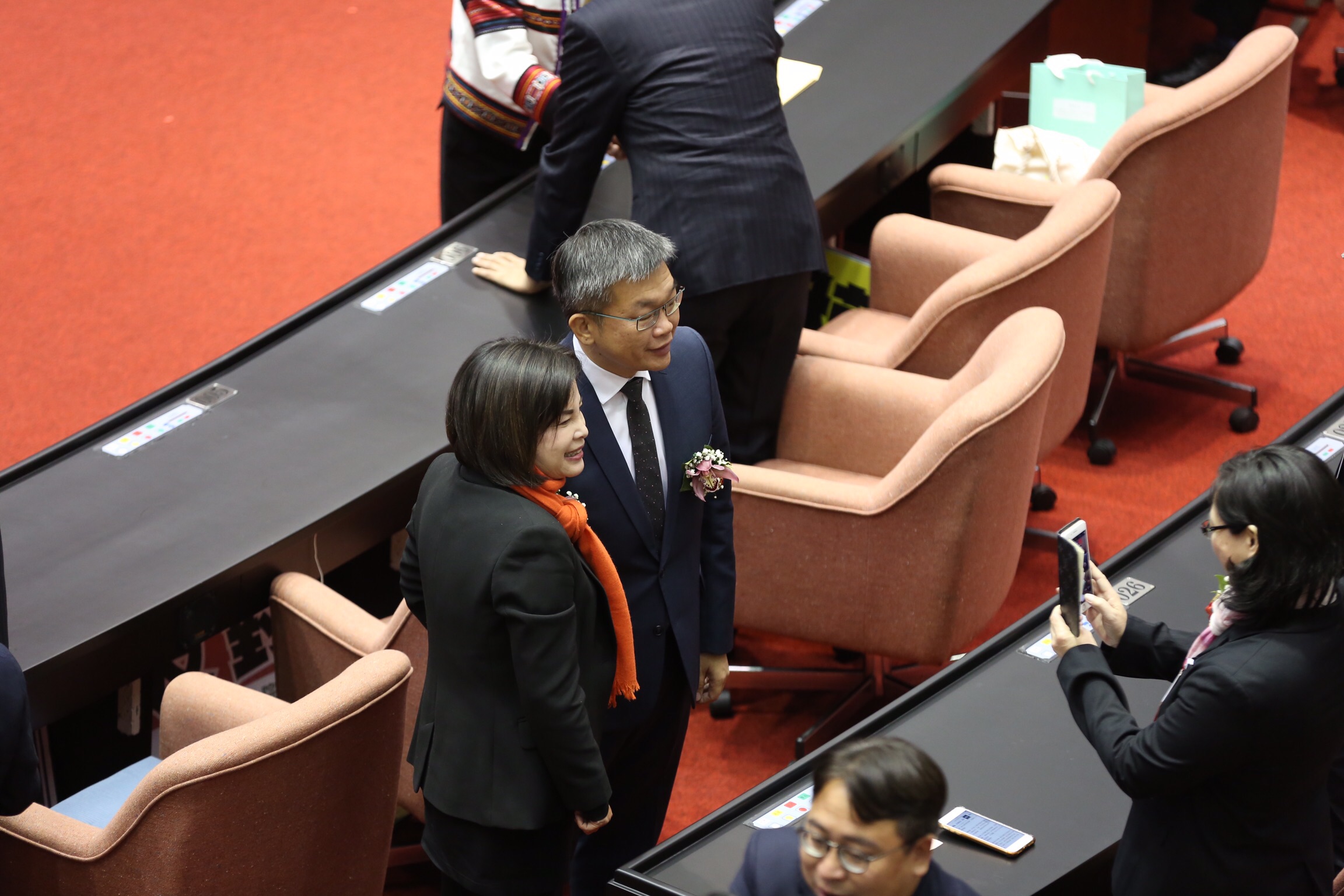 蔡其昌在議場內與同黨新科立委賴惠員合照時，是請民眾黨立委賴香伶幫忙。
