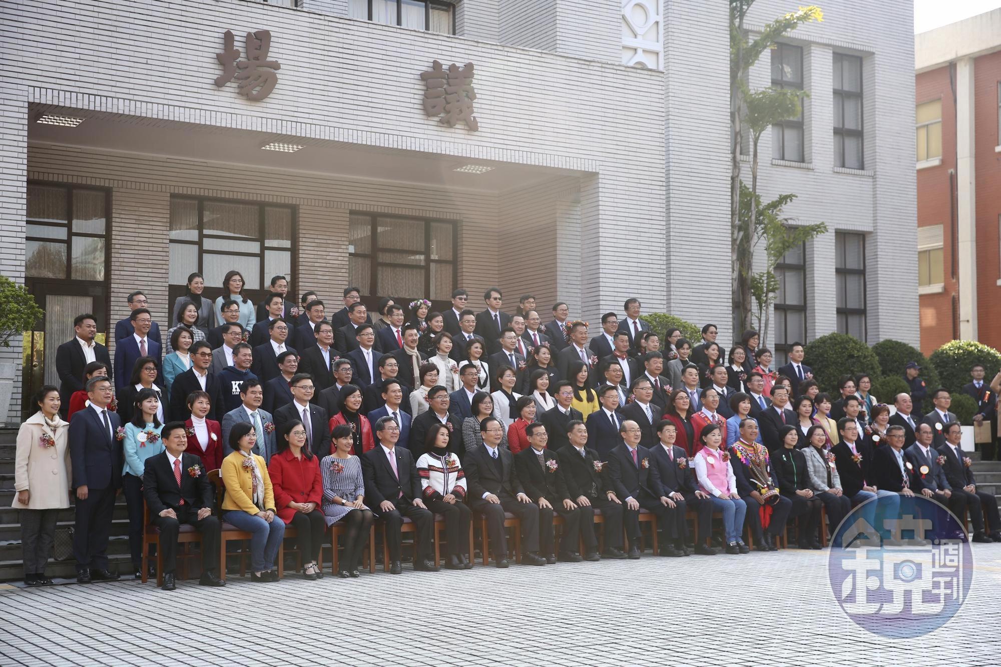 第10屆立委宣誓後在議場前大合照。