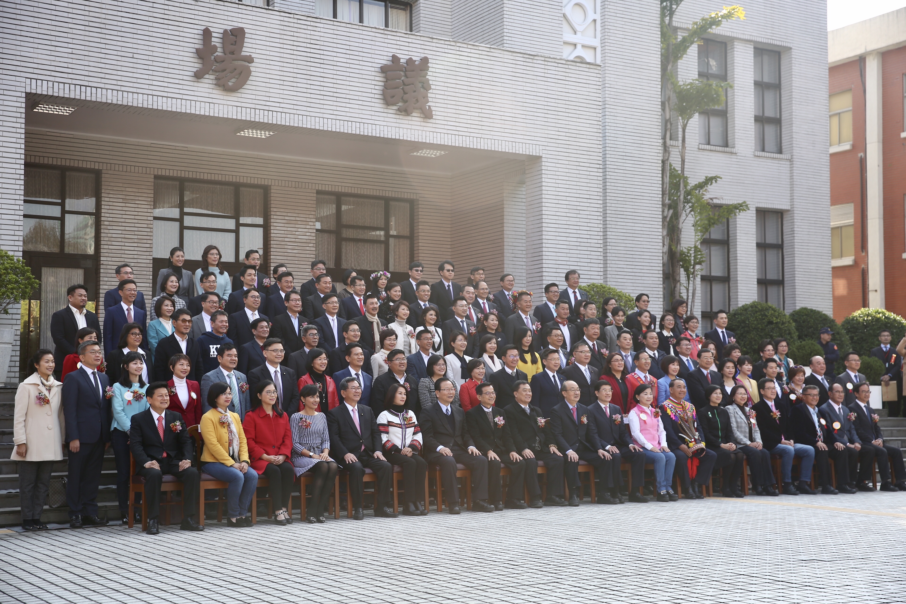 第10屆立委宣誓後在議場前大合照。