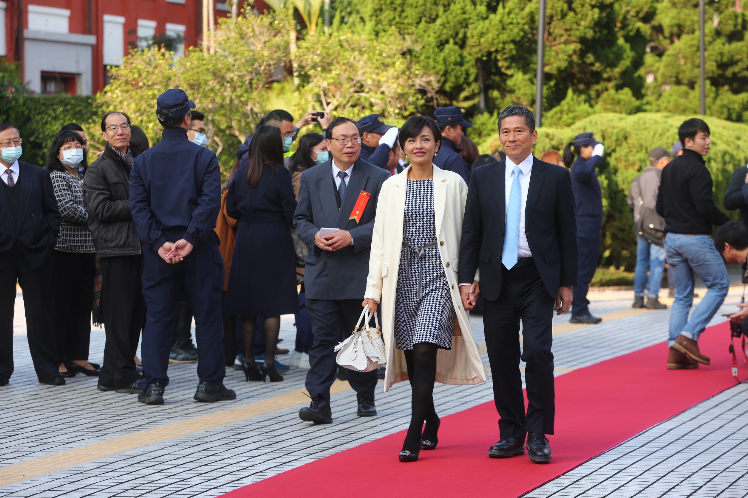 邱議瑩與夫婿李永得手牽手走進議場。