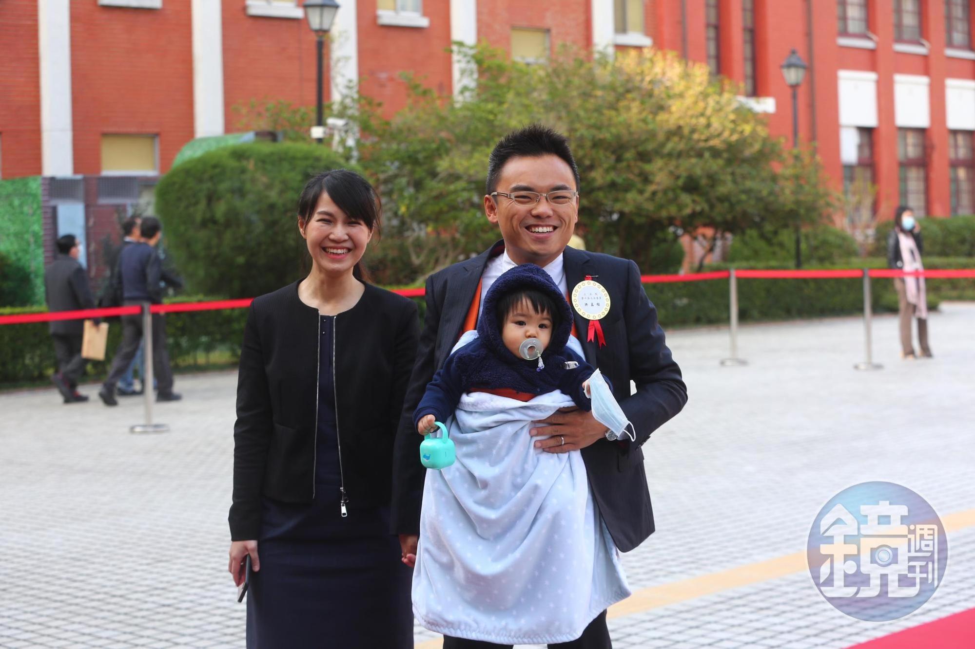 國民黨內最年輕的新科立委洪孟楷,也與妻子及剛滿1歲的女兒到立法院報到。