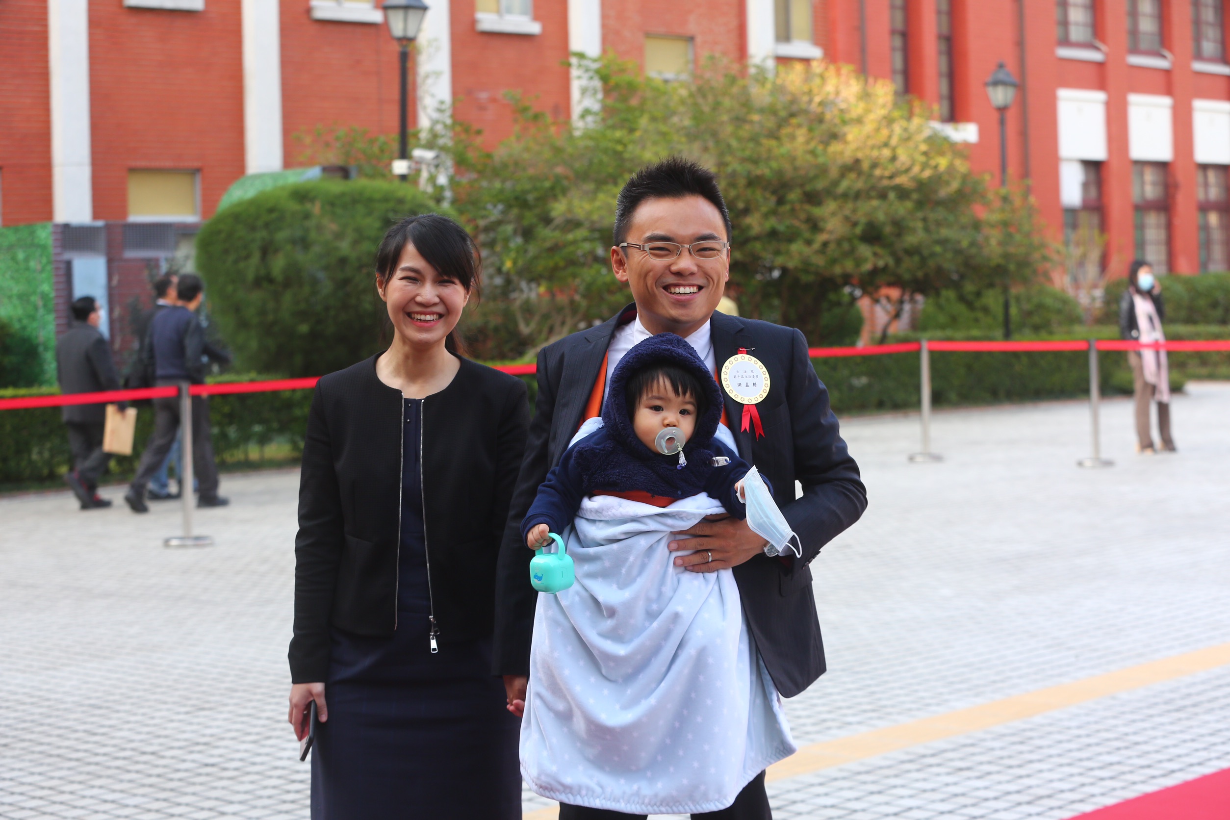 國民黨內最年輕的新科立委洪孟楷，也與妻子及剛滿1歲的女兒到立法院報到。