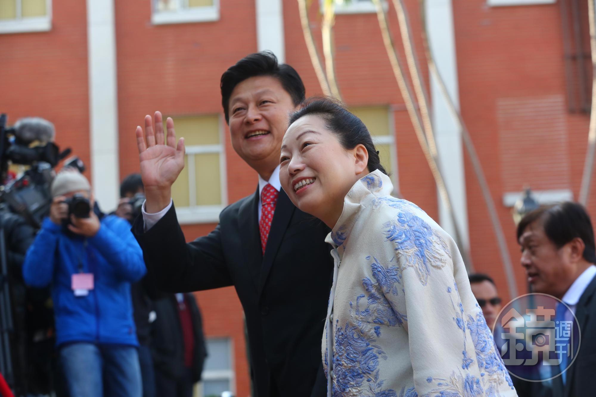 無黨籍立委傅崑萁帶著夫人花蓮縣長徐榛蔚一同現身。