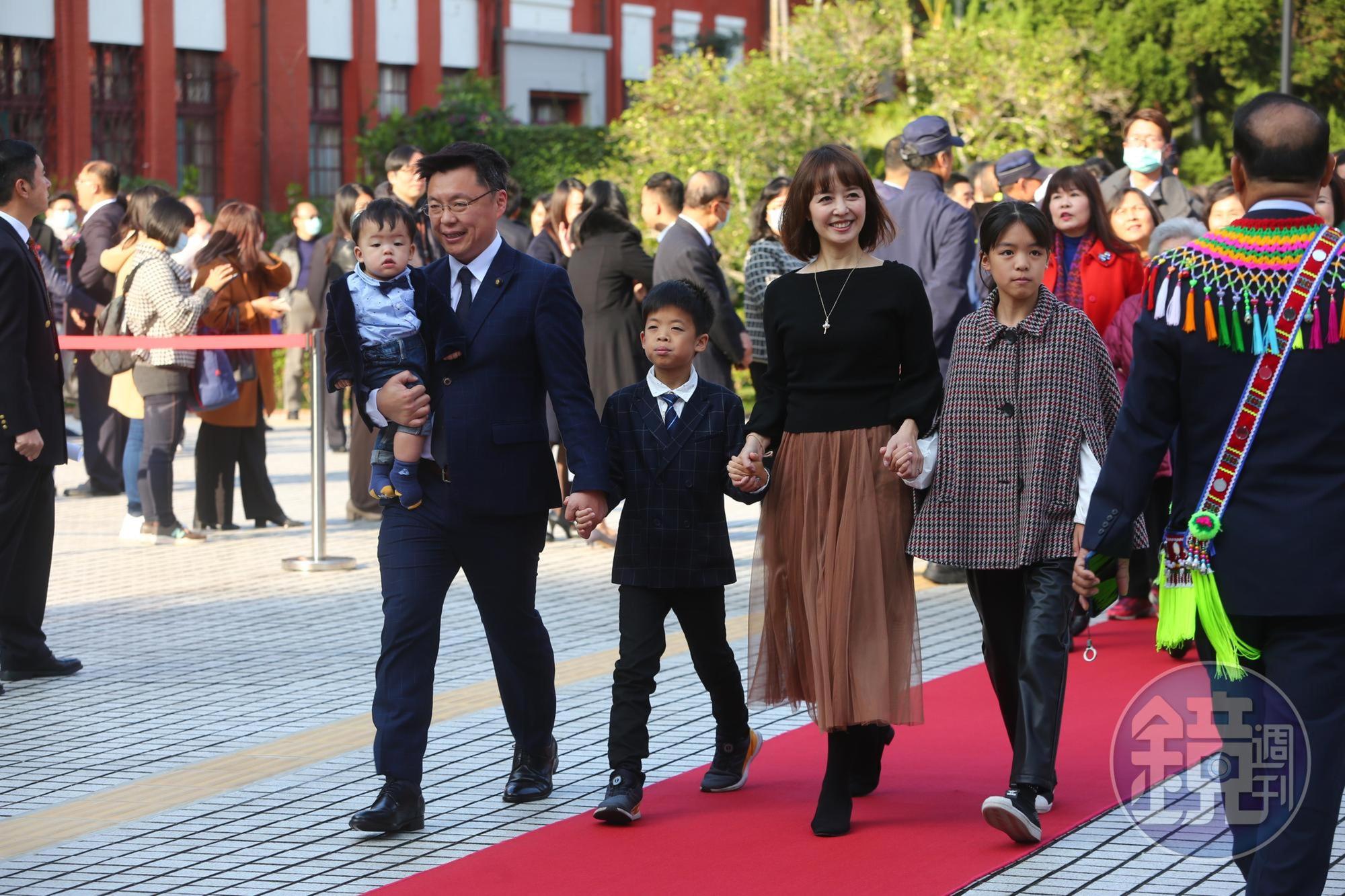民進黨立委趙天麟一手抱著小孩,帶著妻子登場。