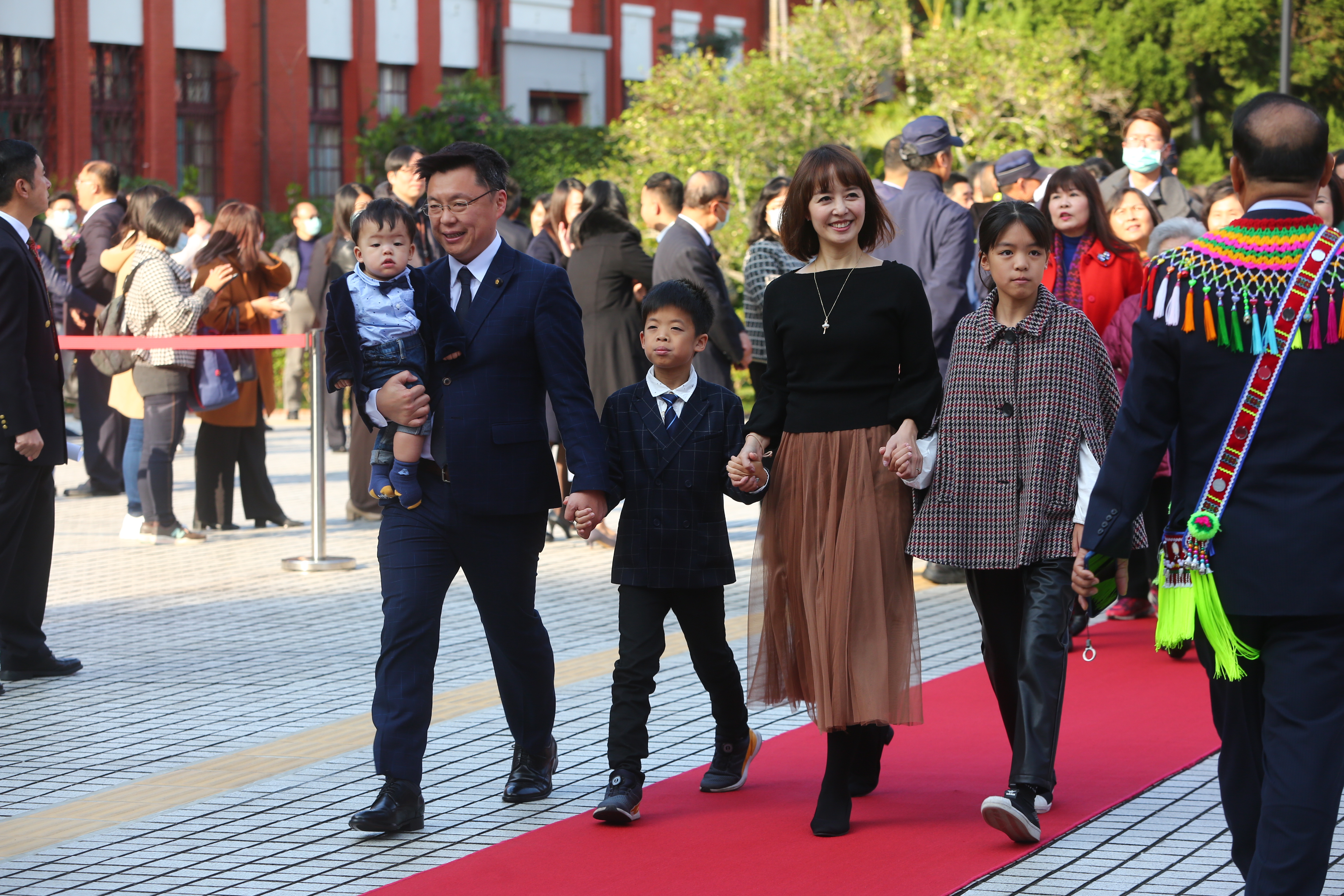 民進黨立委趙天麟一手抱著小孩，帶著妻子登場。