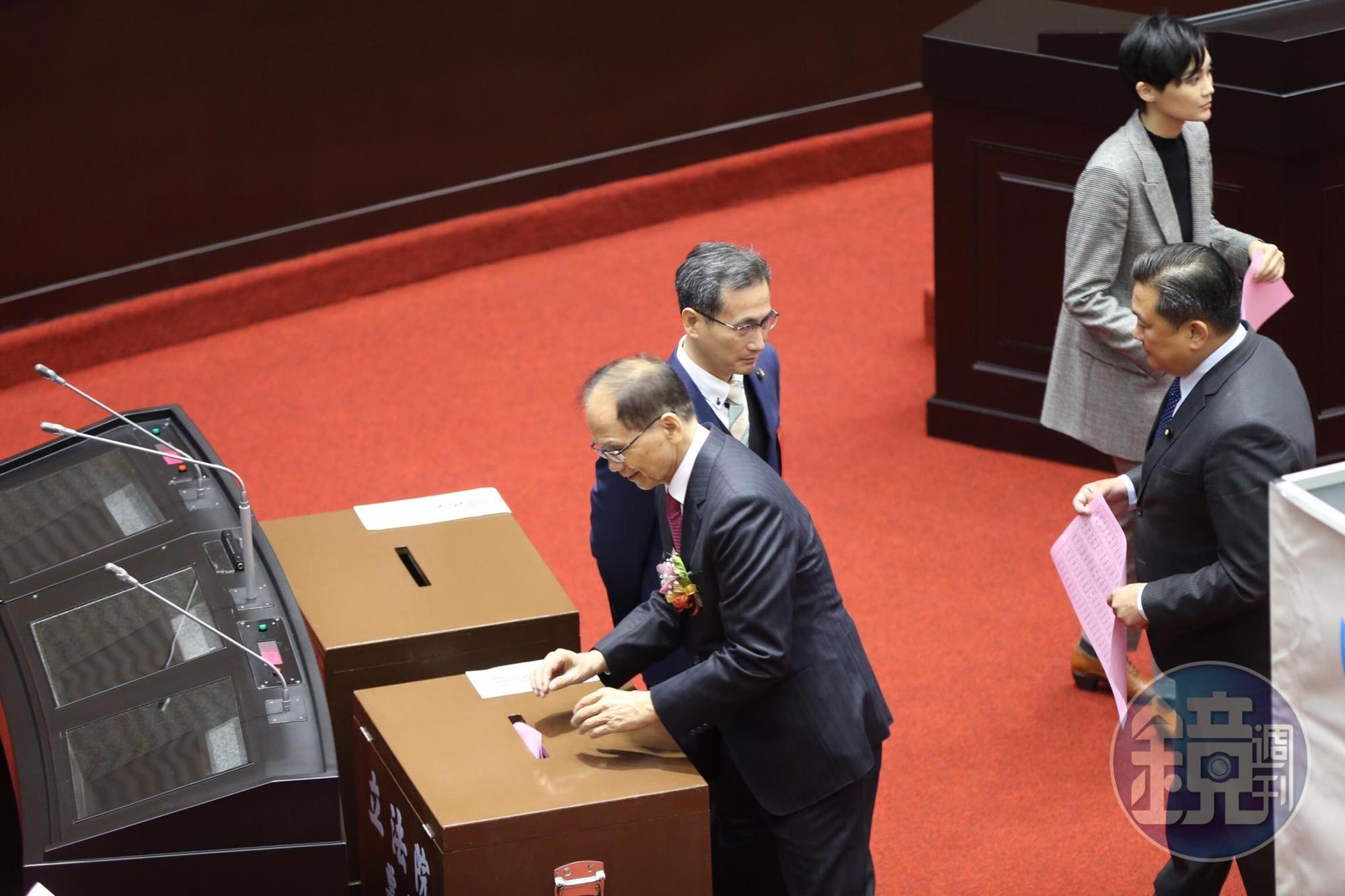 民進黨立委游錫堃順利當選新任立法院長，圖為游投票。