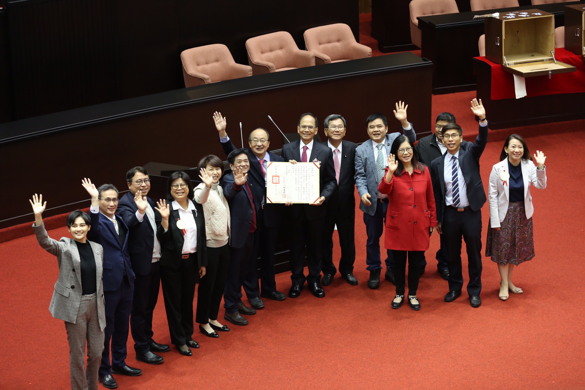 民進黨立委與當選院長的游錫堃合影。