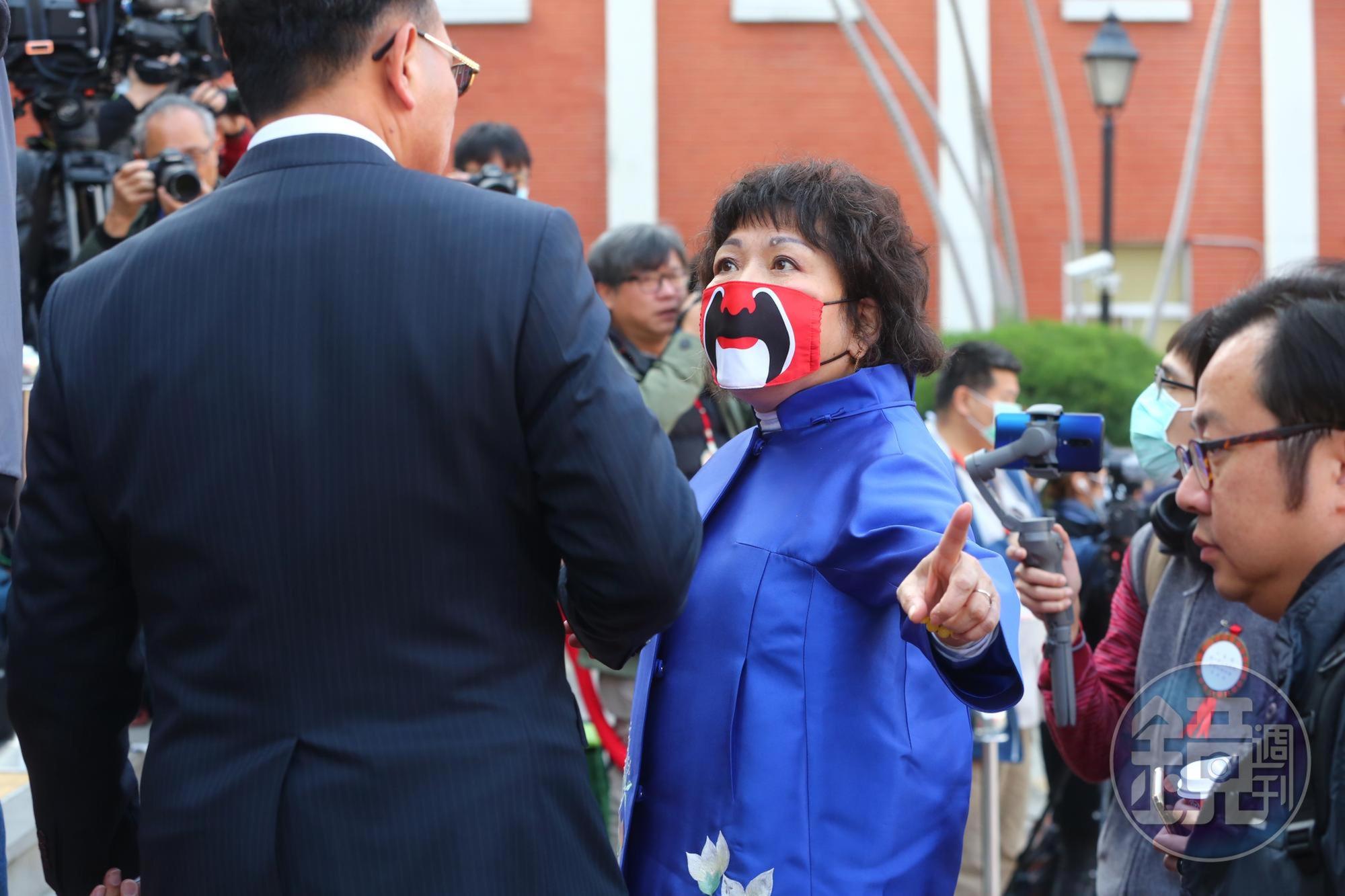 葉毓蘭戴「侯大霾罩」口罩，上頭印有關公的臉譜，遮住大半張葉毓蘭的臉。