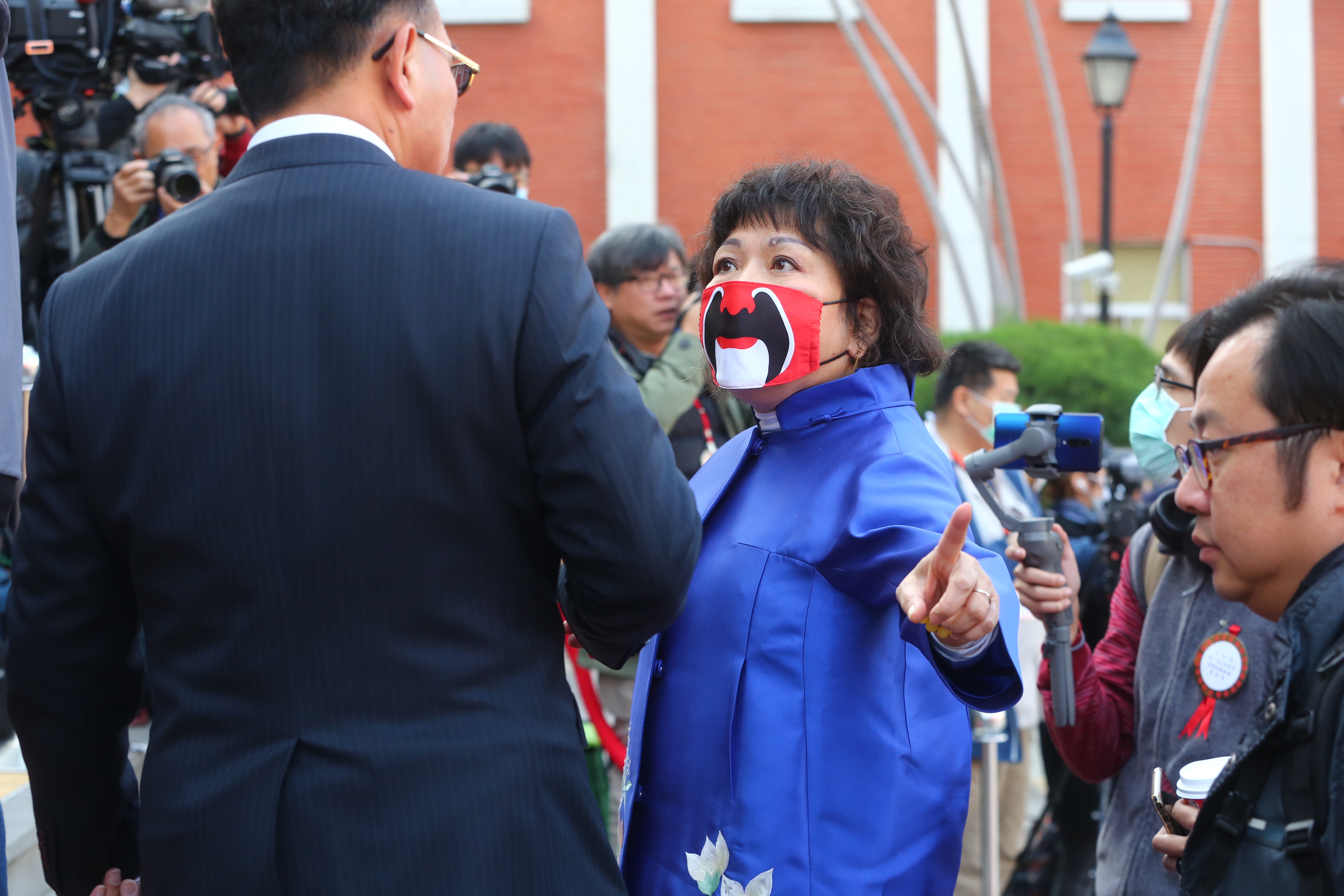 葉毓蘭戴「侯大霾罩」口罩,上頭印有關公的臉譜,遮住大半張葉毓蘭的臉。