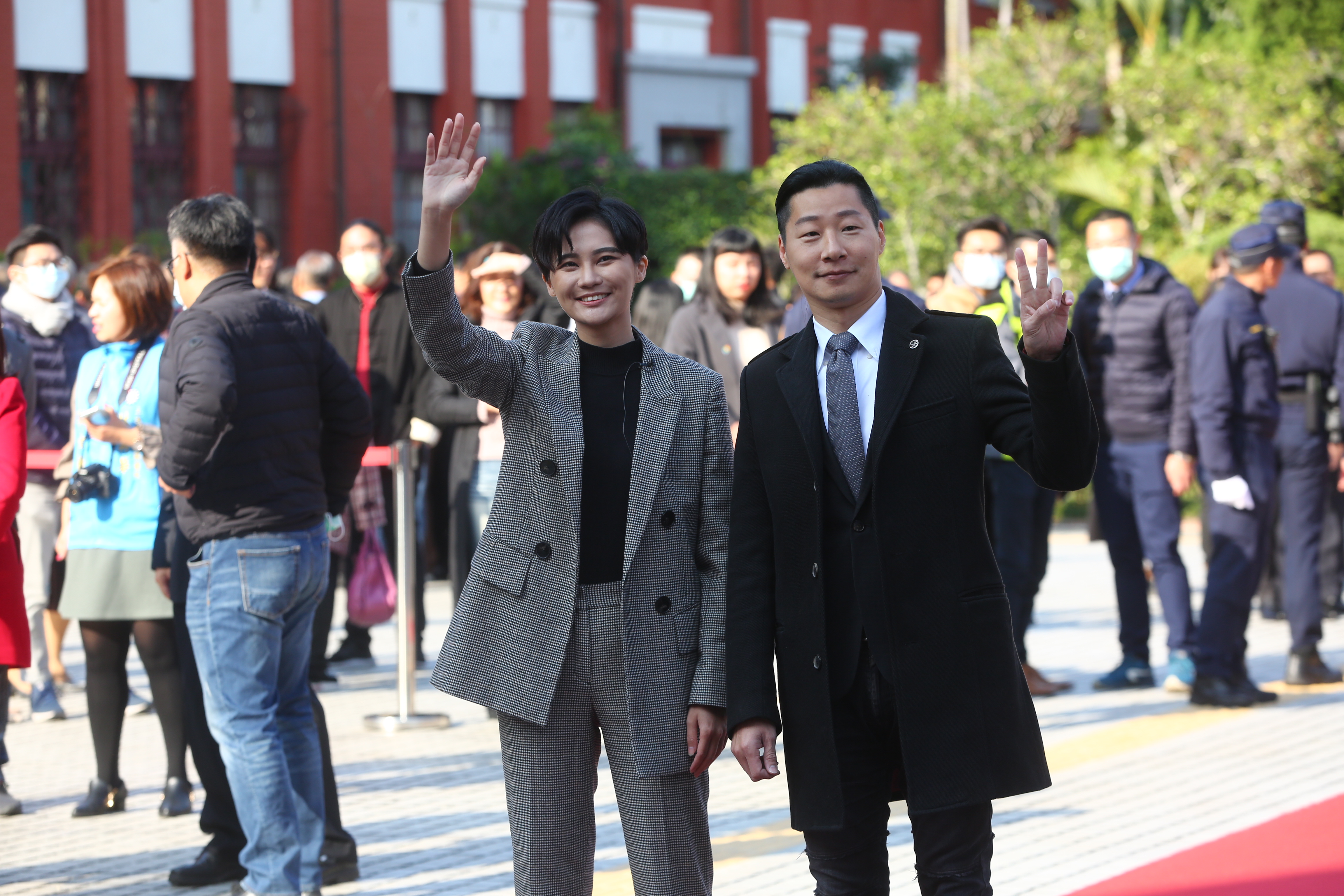 民進黨新科立委賴品妤（左）特地剪去一頭長髮，以極短髮造型亮相，與無黨籍立委林昶佐（右）一同登場。