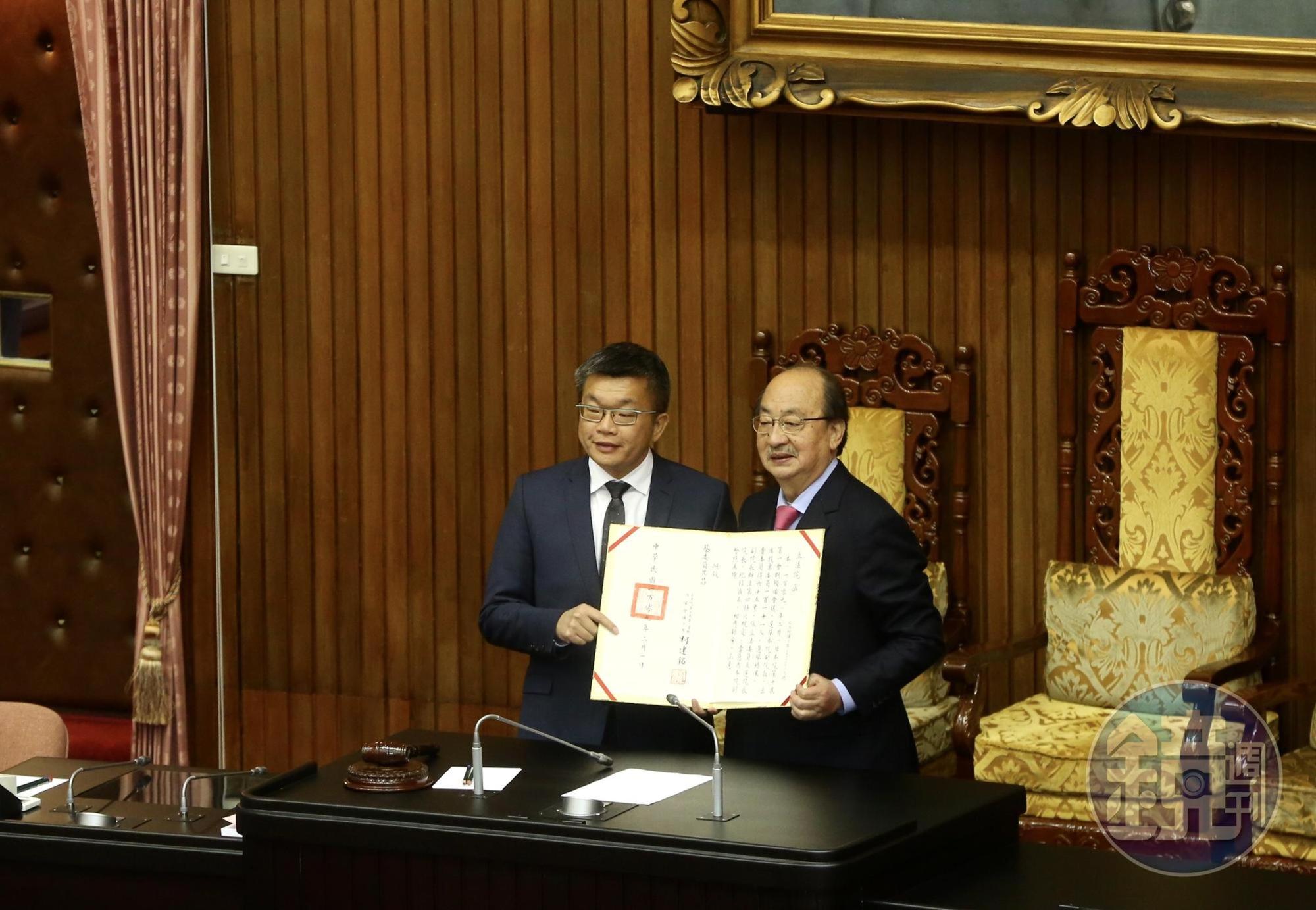 蔡其昌當選立法院副院長後，會議主席柯建銘頒發當選證書給他。