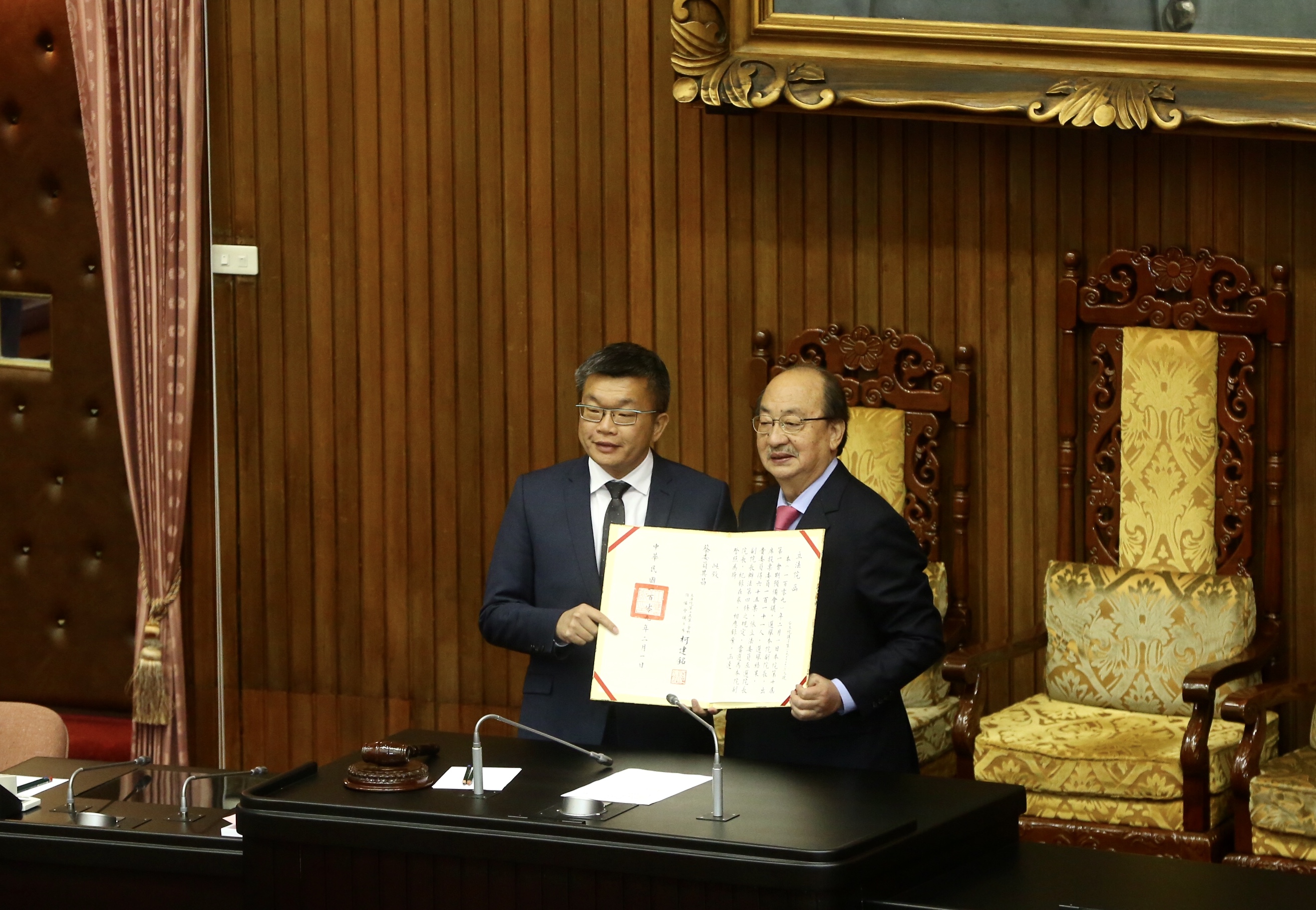 蔡其昌當選立法院副院長後，會議主席柯建銘頒發當選證書給他。