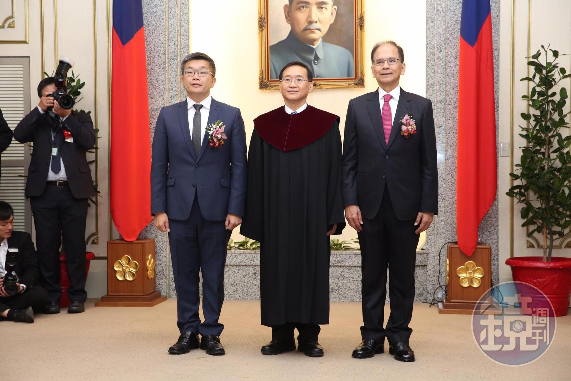新任立法院長游錫堃（右1）、副院長蔡其昌（左）在大法官林俊益（中）監誓下完成宣誓。