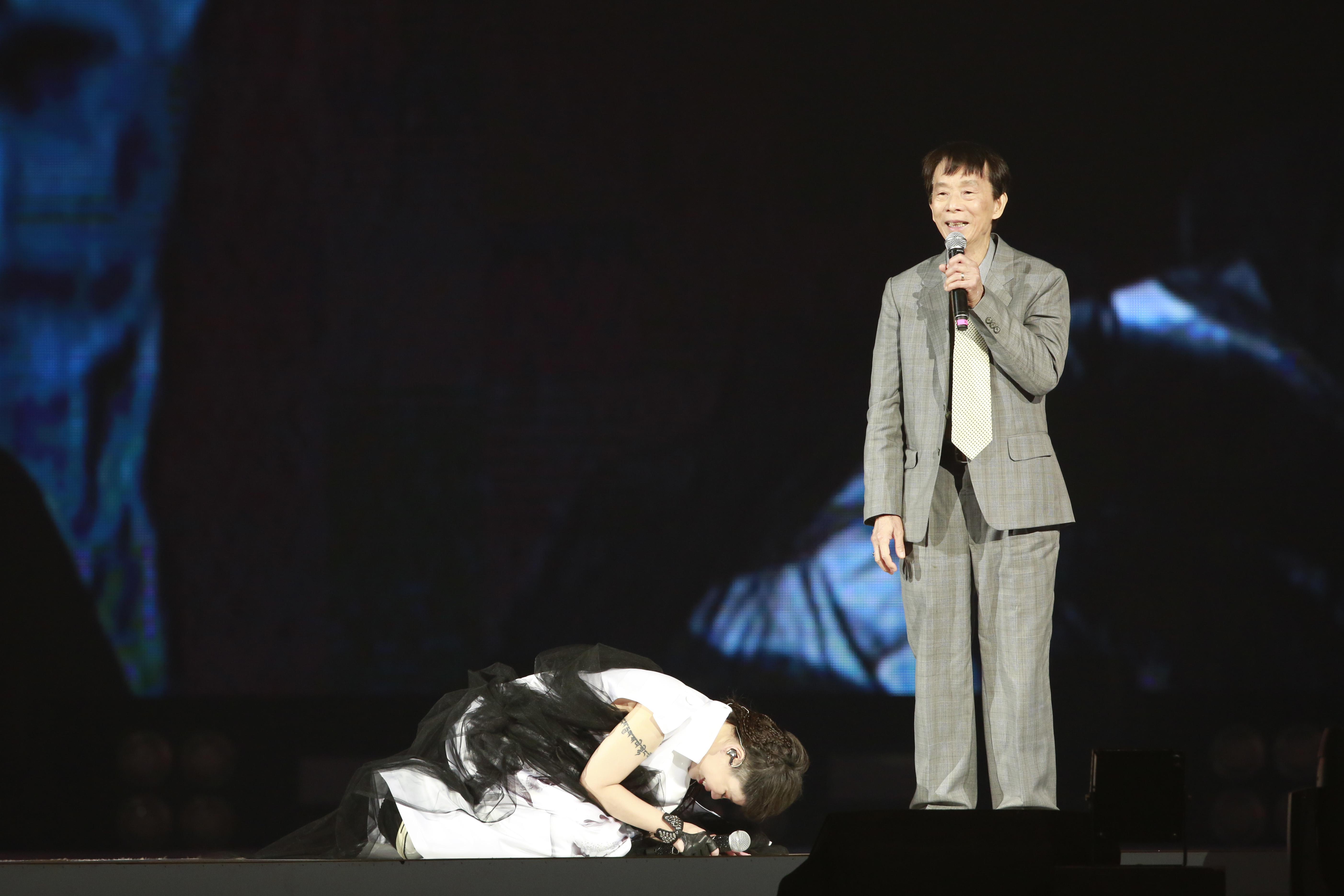 詹爸爸（右）在台上吐露許多當年詹雅雯勇闖歌壇的辛酸，讓詹雅雯（左）聽了當場下跪淚崩。