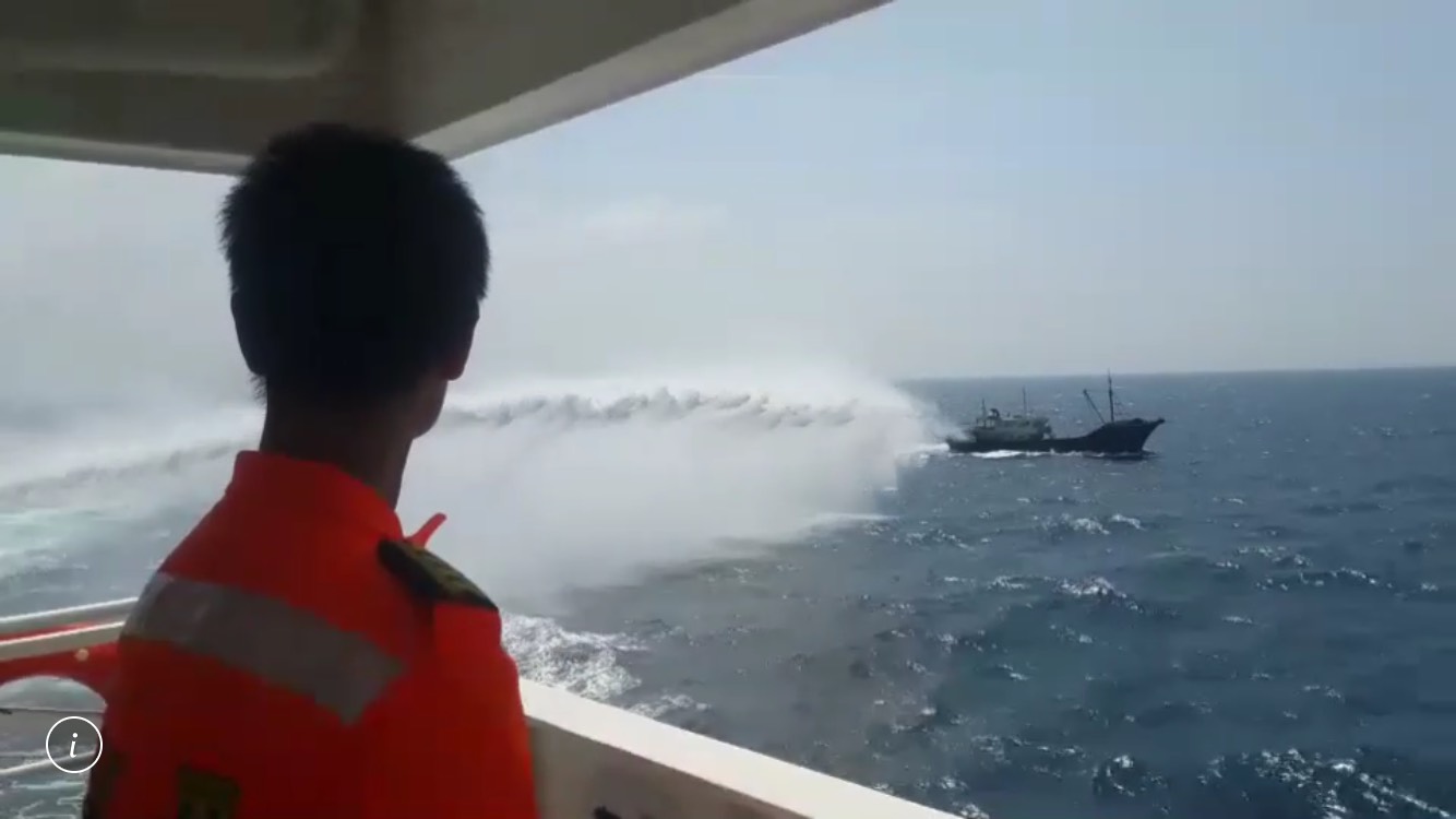 海巡署高雄艦用水炮驅離中國漁船。（翻攝畫面）