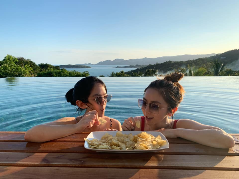 鄧紫棋貼出與妹妹的合照，妹妹的臉竟被她P到變形。（翻攝自鄧紫棋IG）