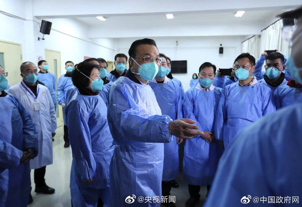 中國國務院總理李克強前往病院了解新型冠狀病毒現況。（翻攝自央視新聞）