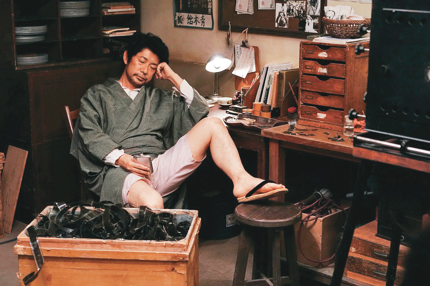 永瀨正敏飾演的辯士年輕時意氣風發，後期卻整天酗酒、意志消沉，其實是具備當頭棒喝的重要「反調」。（天馬行空提供）