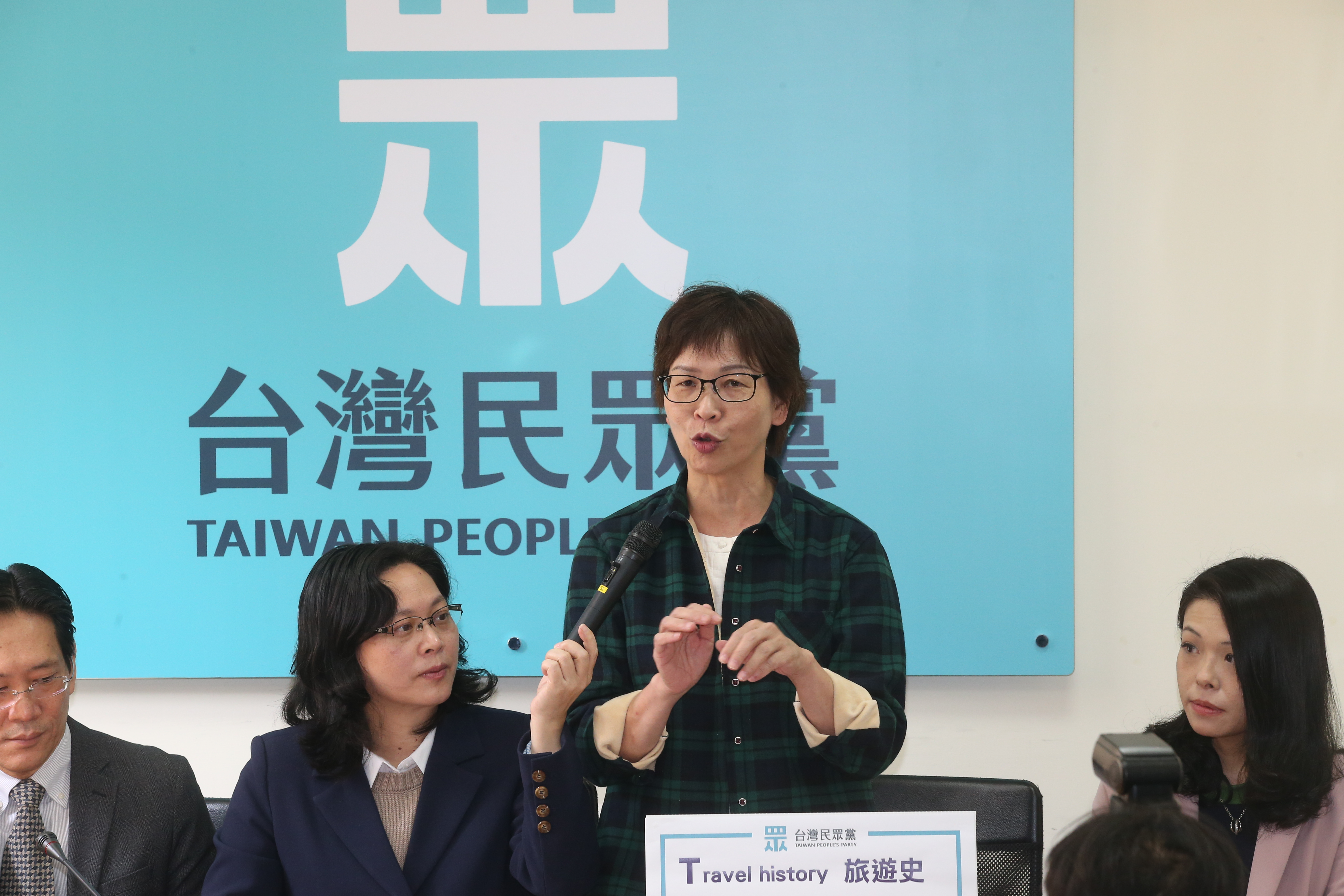民眾黨立委蔡壁如認為台北市長柯文哲心直口快，洩漏隔離處所應是無心之過。