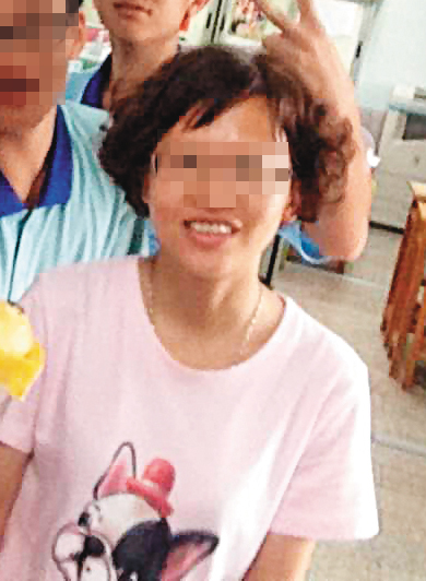 洪姓女老師多次在眾目睽睽之下,向已婚的男老師示愛。(翻攝臉書)