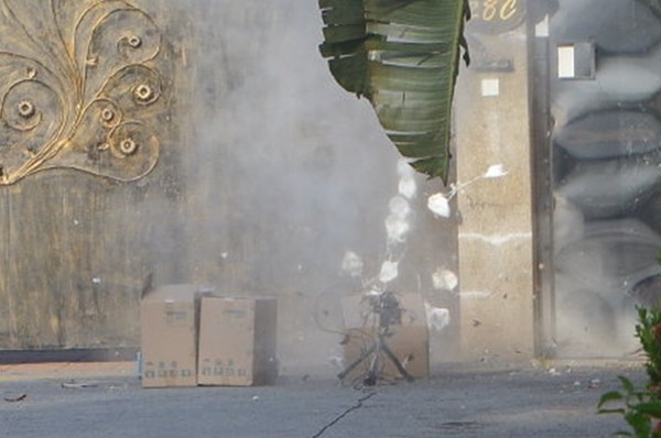 中國駐馬來西亞檳城總領事館外被放置了3箱不明物體，出動警方引爆後炸出滿天N95口罩。（翻攝微博）