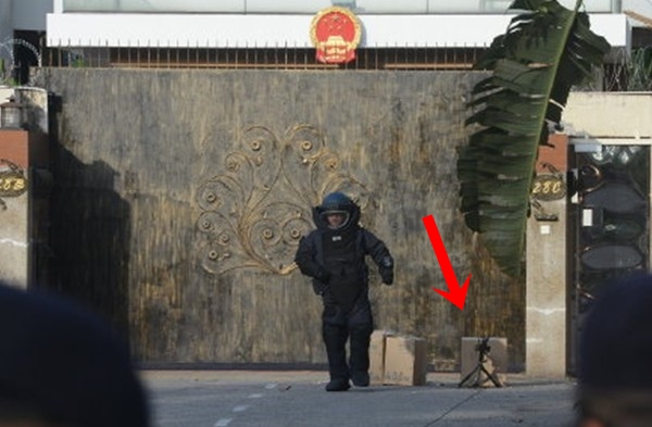 中國駐馬來西亞檳城總領事館外被放置了3箱不明物體,出動警方引爆後炸出滿天N95口罩。(翻攝微博)