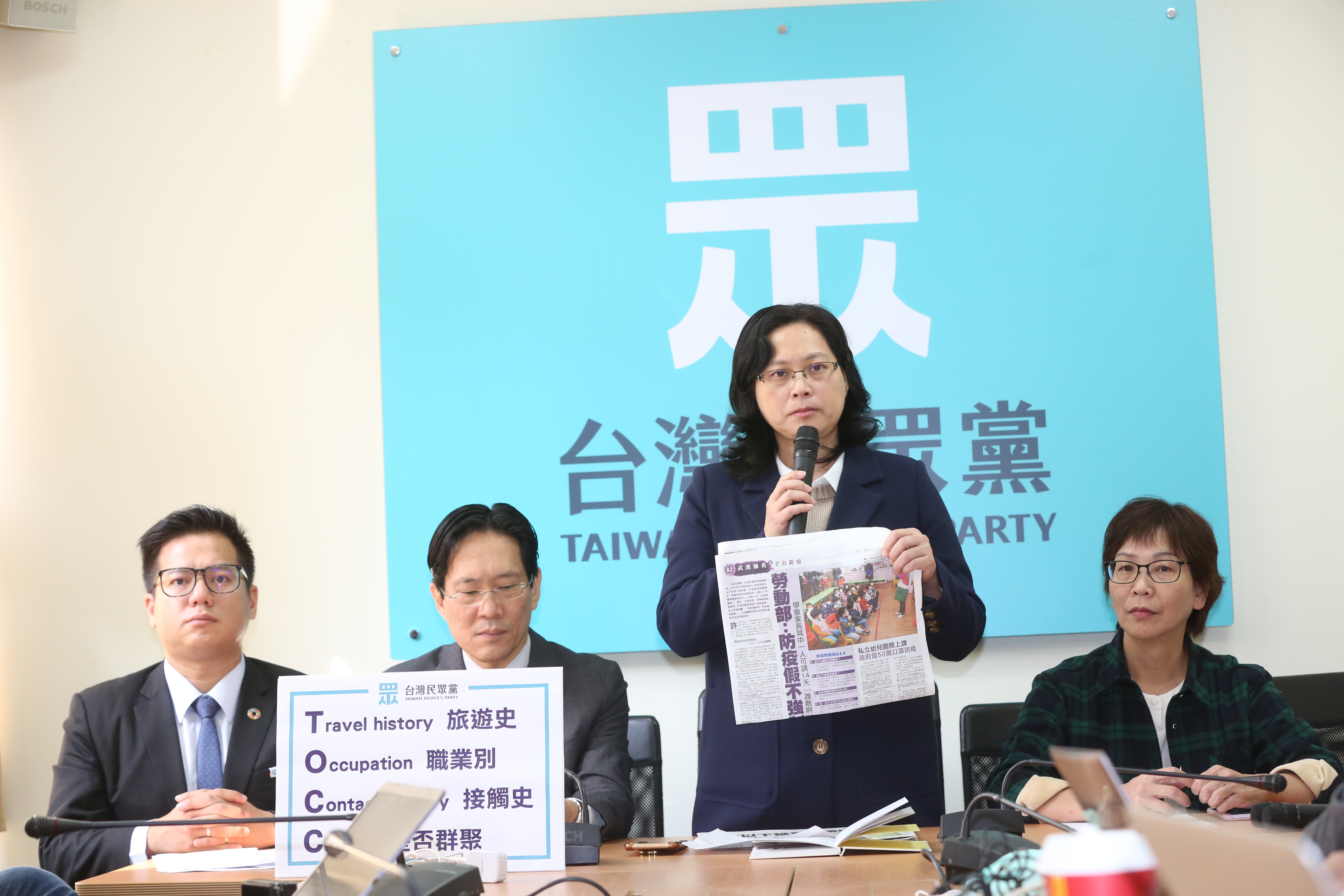台灣民眾黨團今開首場記者會，針對口罩之亂提出實名制建議。