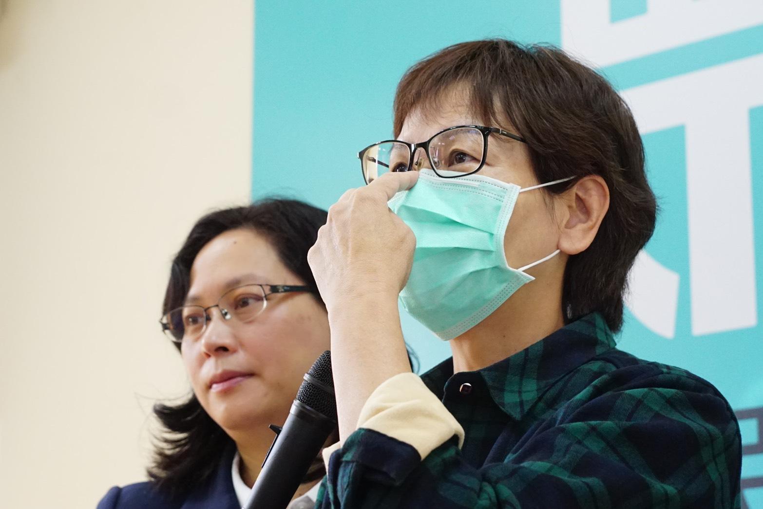 立委蔡壁如在記者會上示範如何穿脫口罩。（民眾黨團提供）