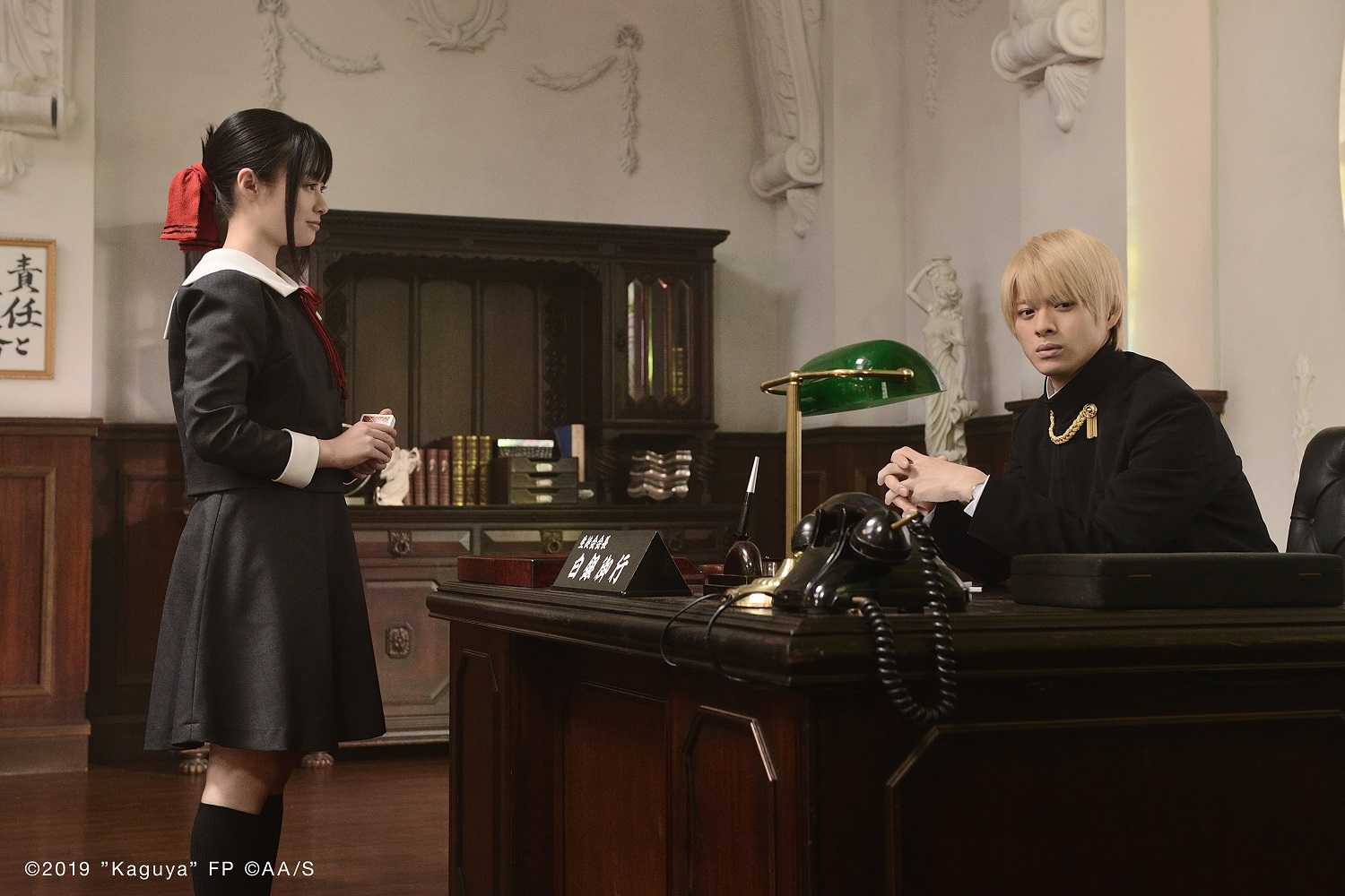 《輝夜姬想讓人告白》真人版由橋本環奈（左）和平野紫耀（右）主演。（車庫娛樂提供）