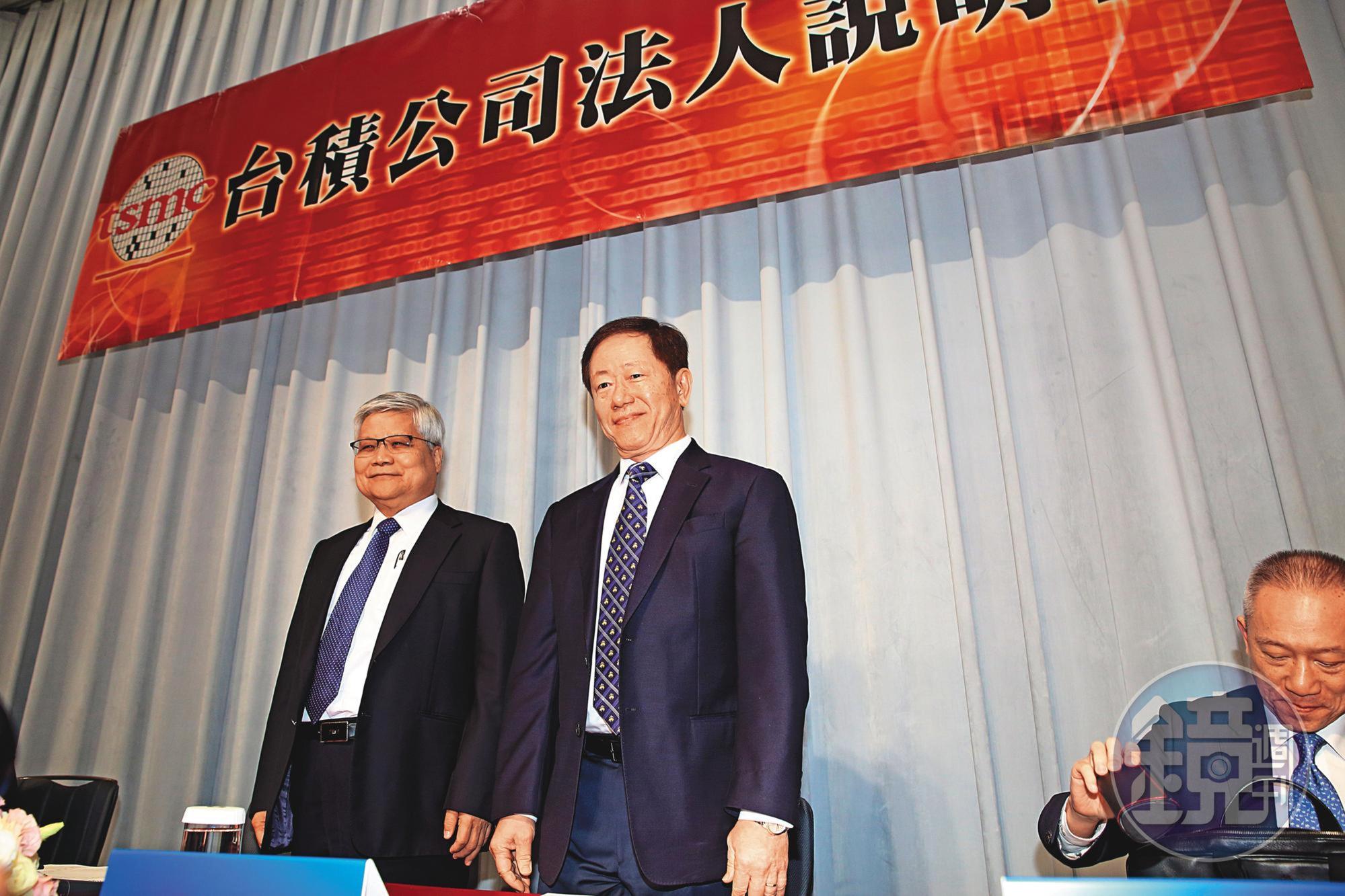 台積電法說會由董事長劉德音（右）與執行長魏哲家（左）共同主持，2人都看好公司前景。