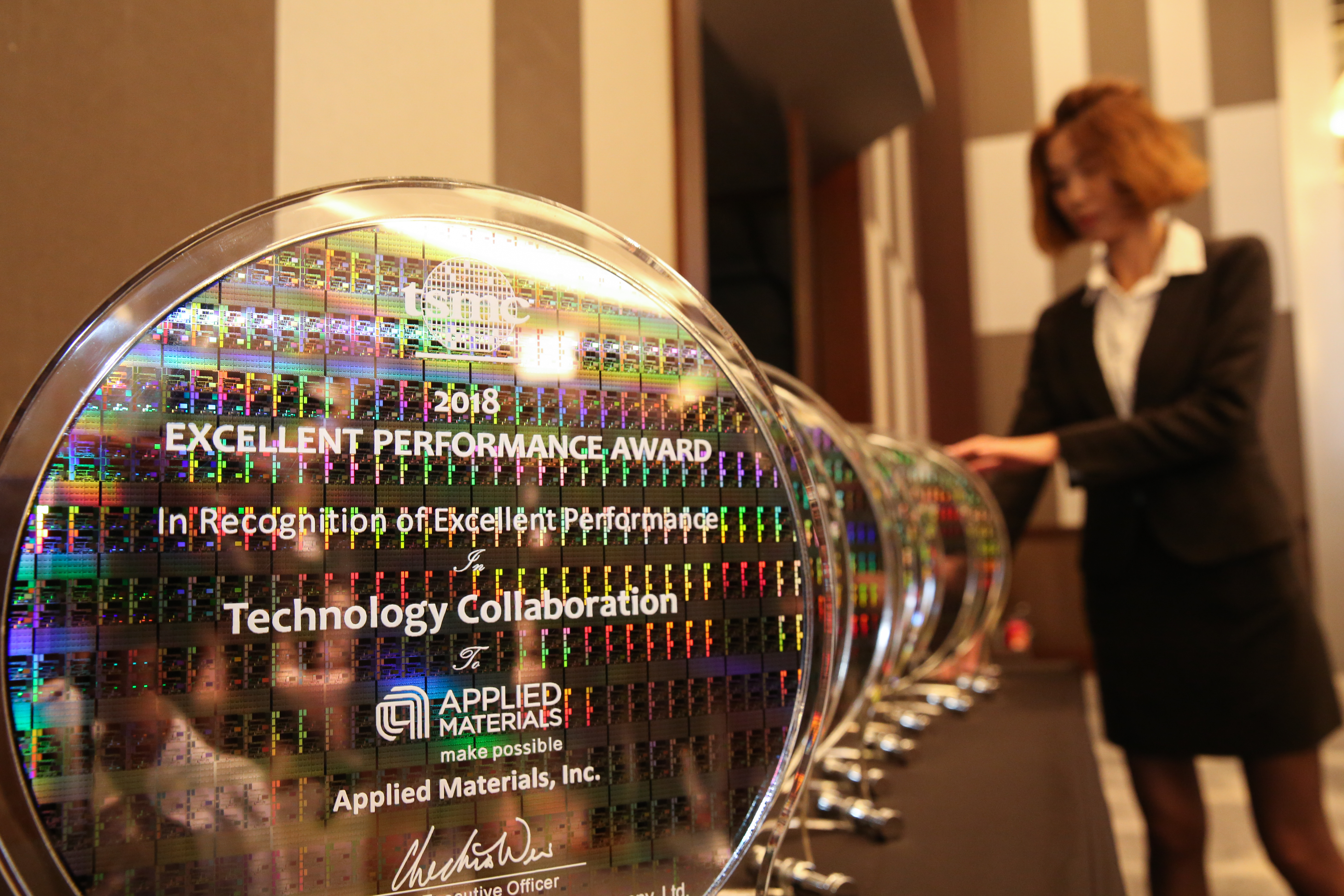 台積電從7奈米開始，幾乎已經取得壟斷市場的地位，因此毛利率也從去年初的四一.三％提高到去年第四季的五０.二％。