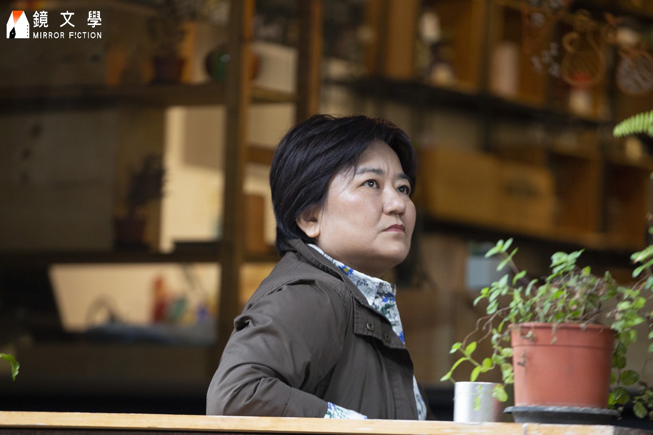 陳玉梅常常採訪某議題，卻發現受訪者周身有更有趣的東西，而深入另一項議題。例如《賢妻良母失敗記》其中一位受訪者，便是因為採訪她跨性別的孩子搭上線的，「我發現她媽媽對她想跨性這件事很開放，所以好奇媽媽的人生故事。」（鏡文學提供）