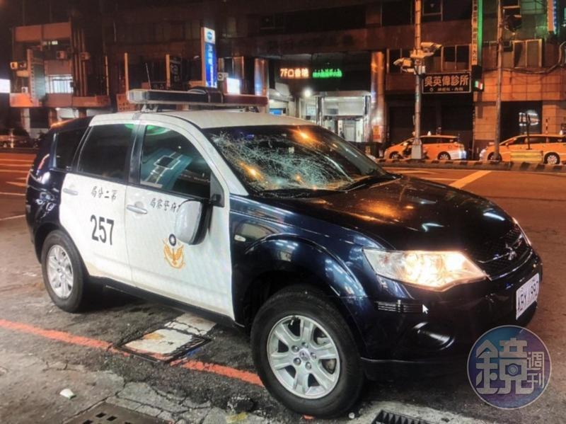 警車的後視鏡與前擋風玻璃被砸毀。（讀者提供）
