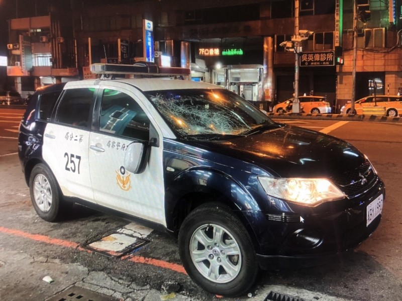 警車的後視鏡與前擋風玻璃被砸毀。（讀者提供）