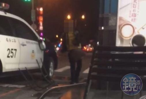高男不滿警方沒有立刻調閱到監視器，持鐵椅砸警車。（讀者提供）