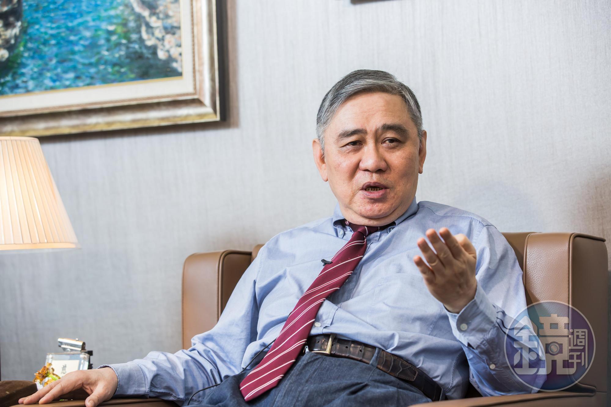 王永慶之子王文洋是台積電第一屆董事,他說:「是我們聘請張忠謀當董事長的。」