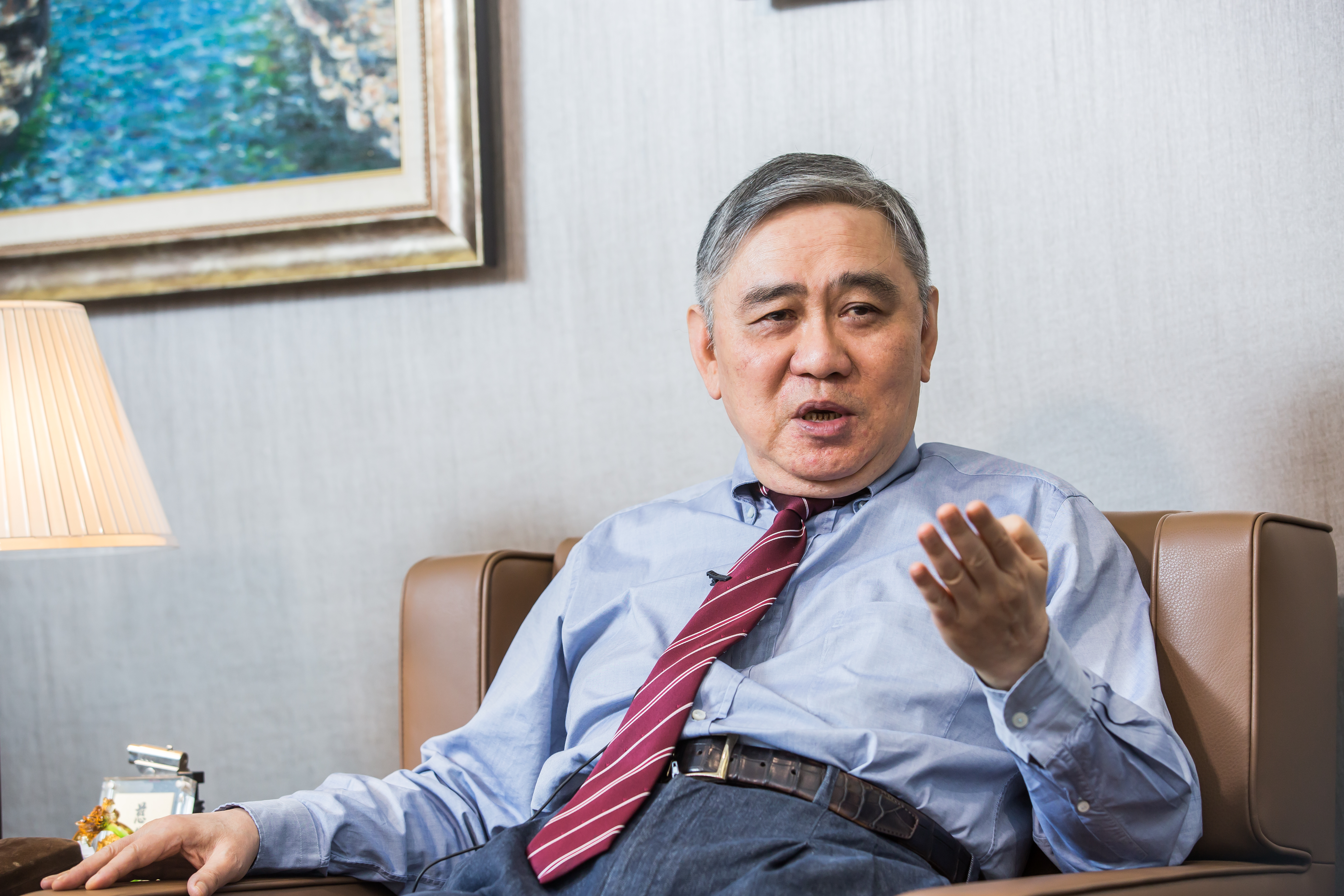 王永慶之子王文洋是台積電第一屆董事，他說：「是我們聘請張忠謀當董事長的。」