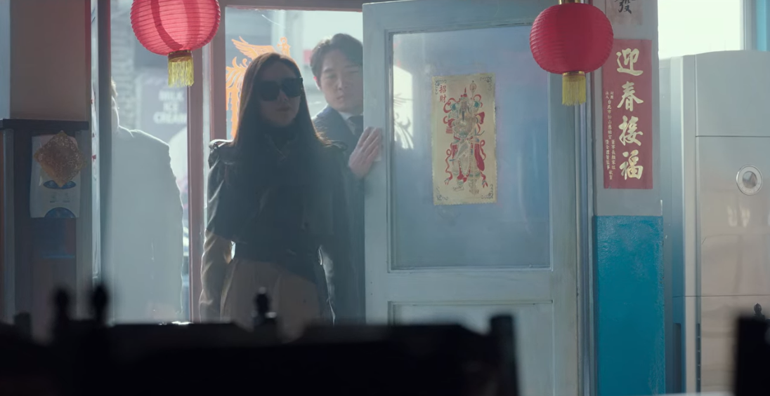 孫藝真前往一家中式餐廳談判時，餐廳門邊的「迎春接福」春聯竟是出自台北松山慈祐。（Netflix提供）