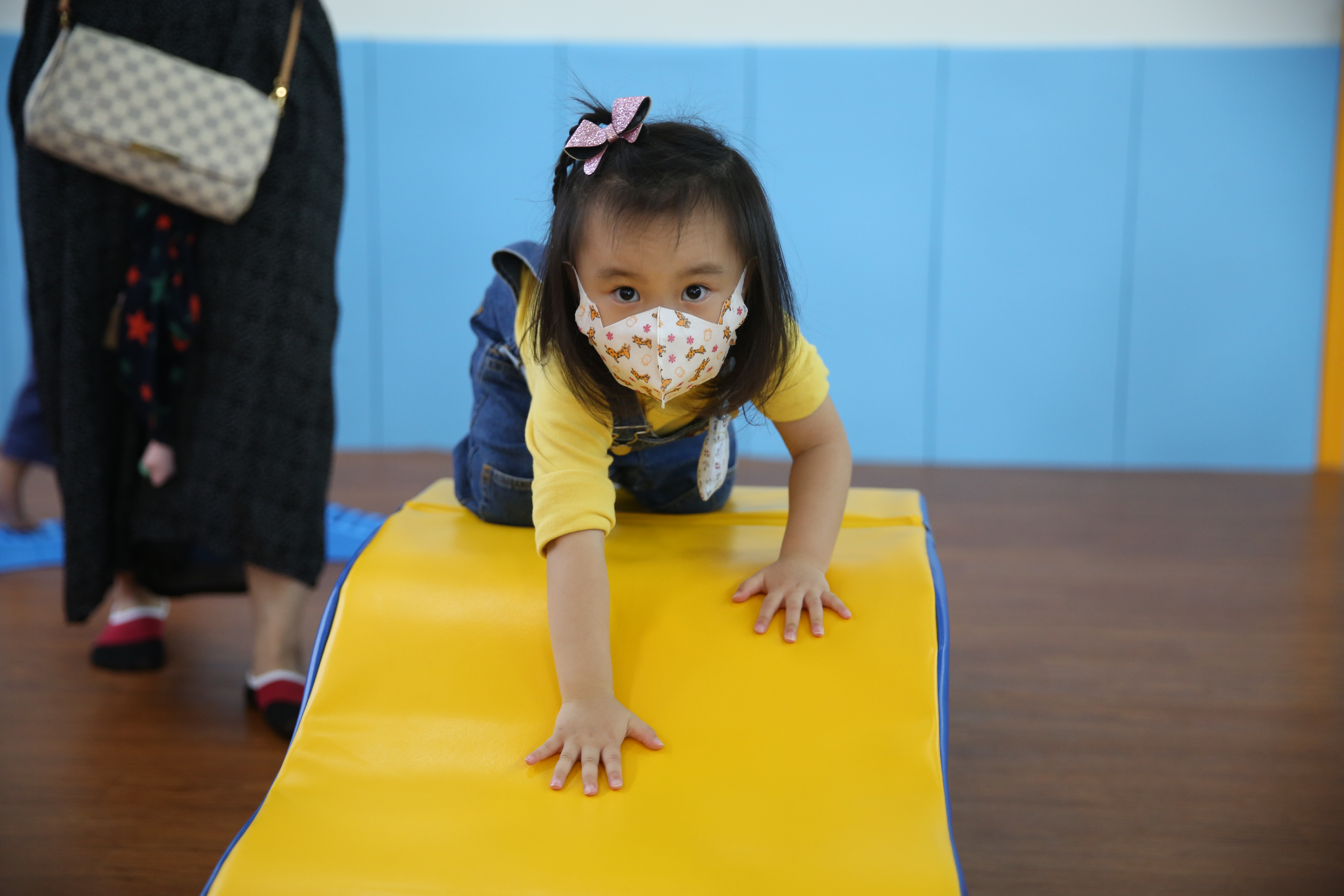 全台高中職（含）以下的學校延後到2月25日開學，勞動部也同步推出「防疫照顧假」，讓家長其中1人可在2月11日到24日期間運用，照顧家中12歲以下學童。