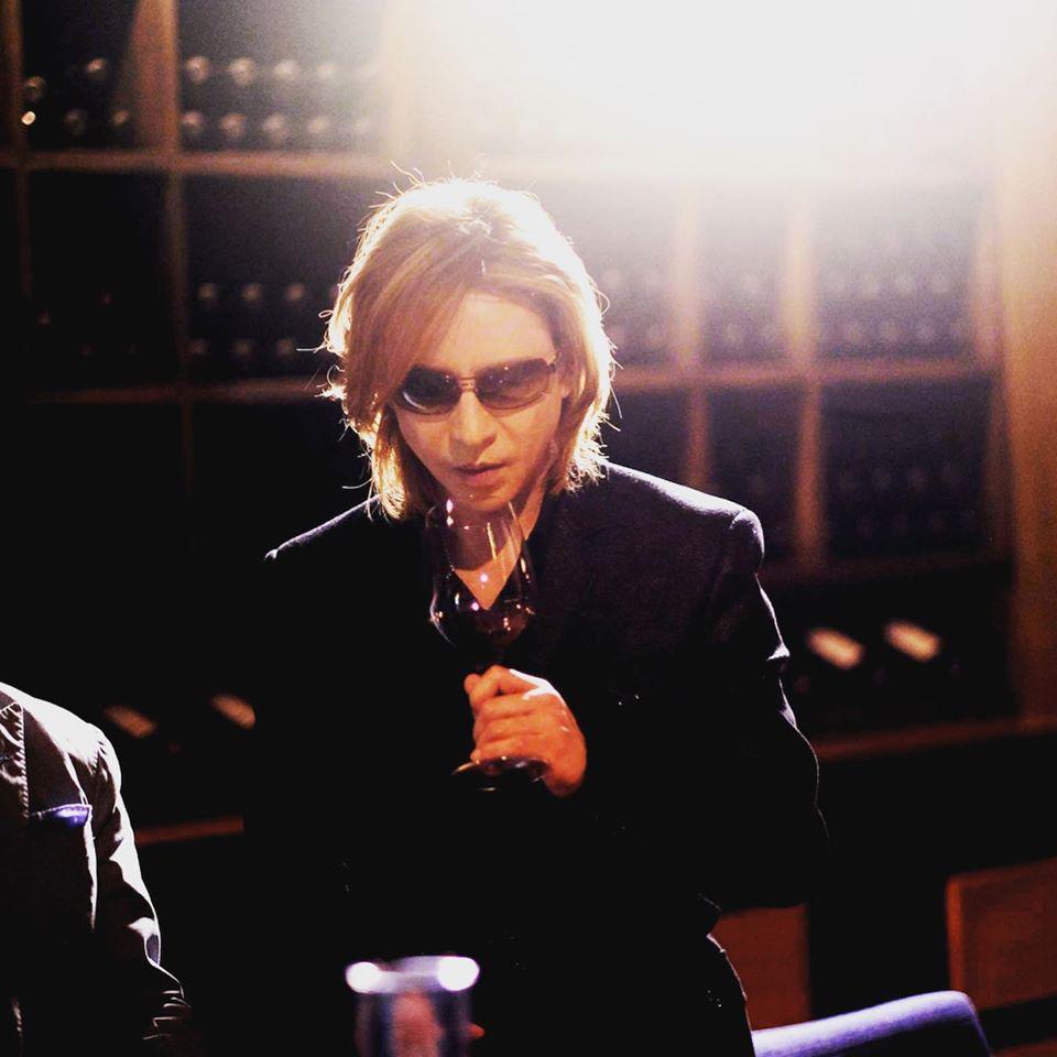 Yoshiki來台灣和成龍吃飯，遭到香港粉絲痛批。（翻攝自Yoshiki臉書）