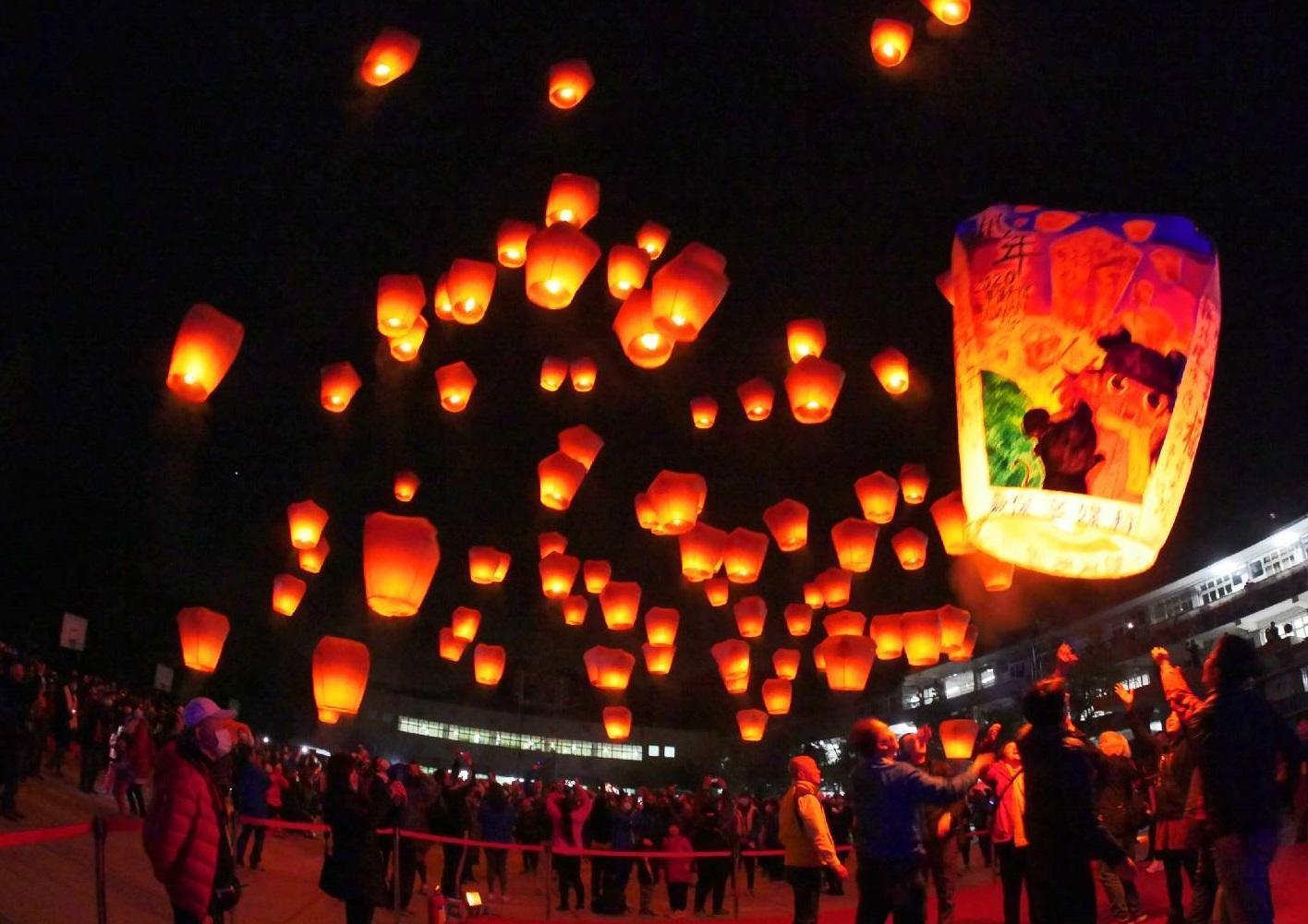 2月8日元宵節當晚，於十分廣場將有上千盞天燈、分10波施放。（新北市觀旅局提供）