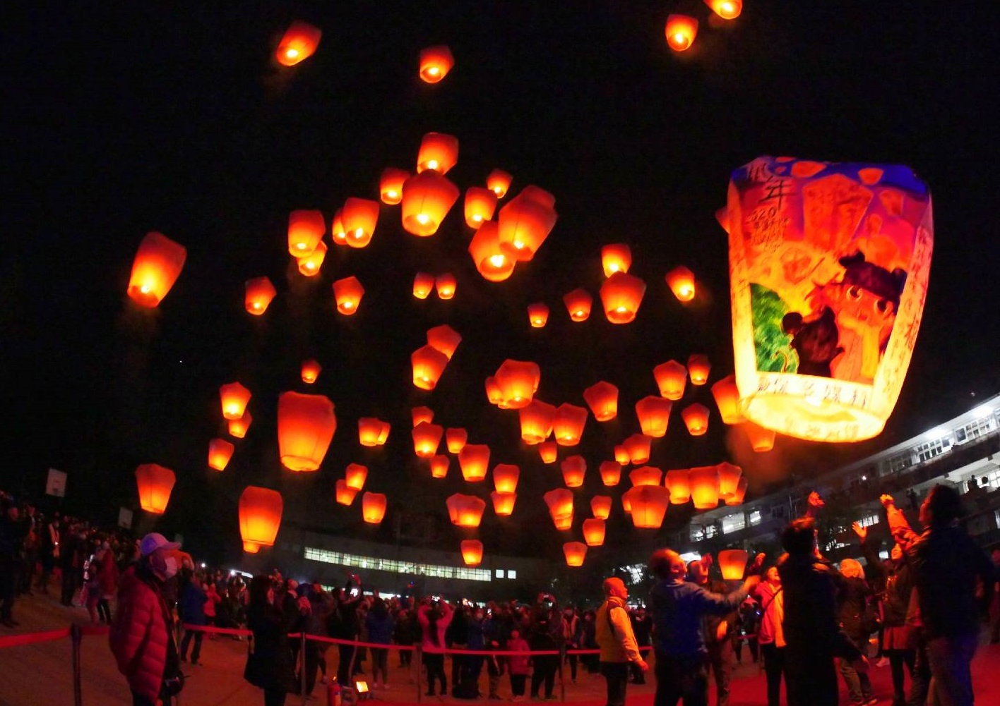 2月8日元宵節當晚，於十分廣場將有上千盞天燈、分10波施放。（新北市觀旅局提供）