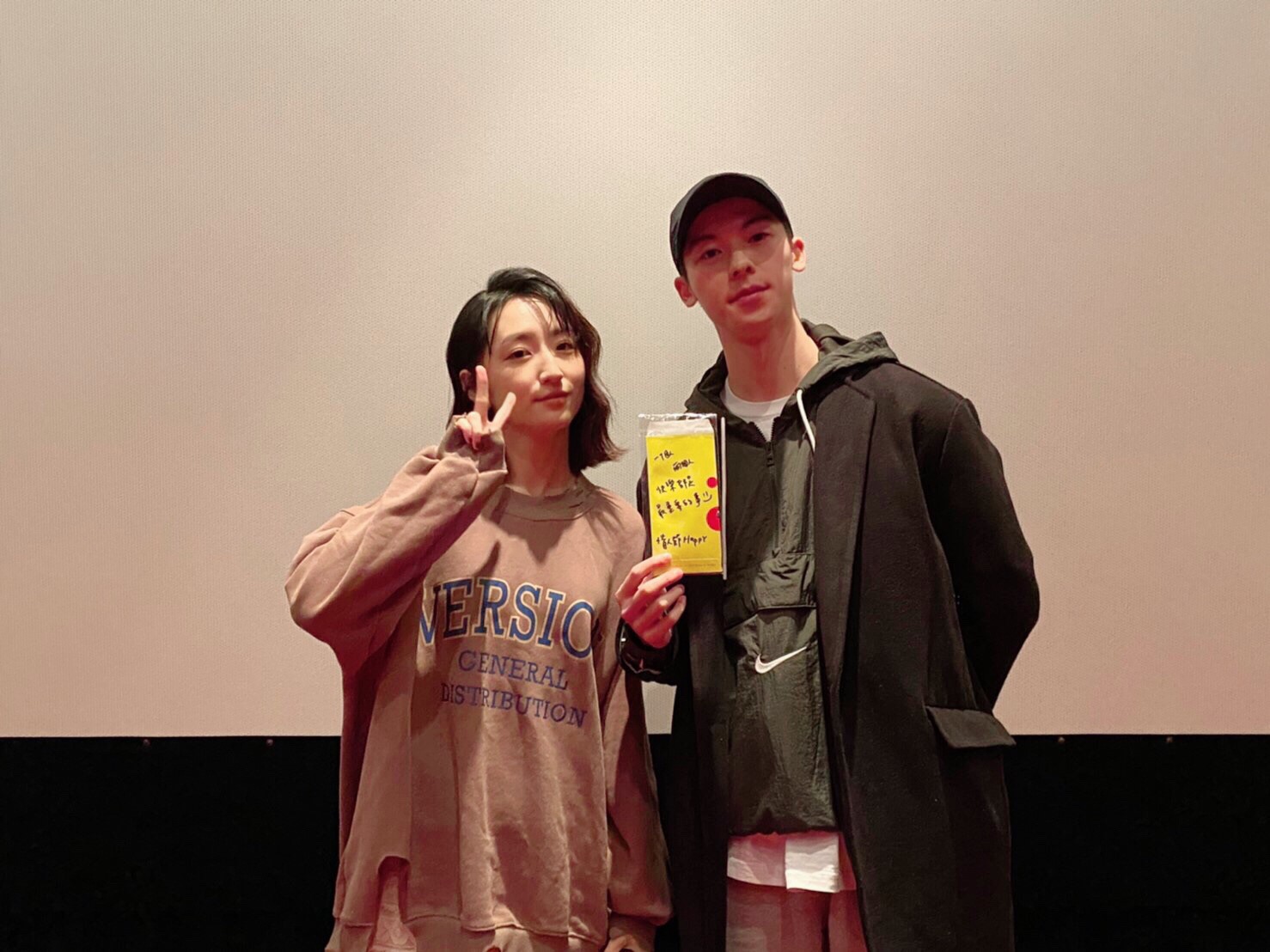 最近人氣狂飆的許光漢與其餘《想見你》劇組成員特別衝戲院支持柯佳嬿主演的《你的情歌》。（甲上）