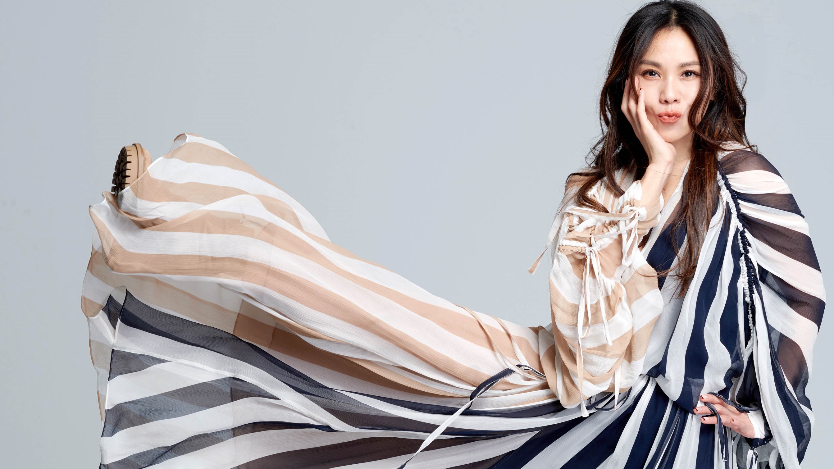 蔡健雅為《給世界最悠長的吻》2020巡迴演唱會拍攝主視覺，踢腿跳躍上百次。（大地風提供）