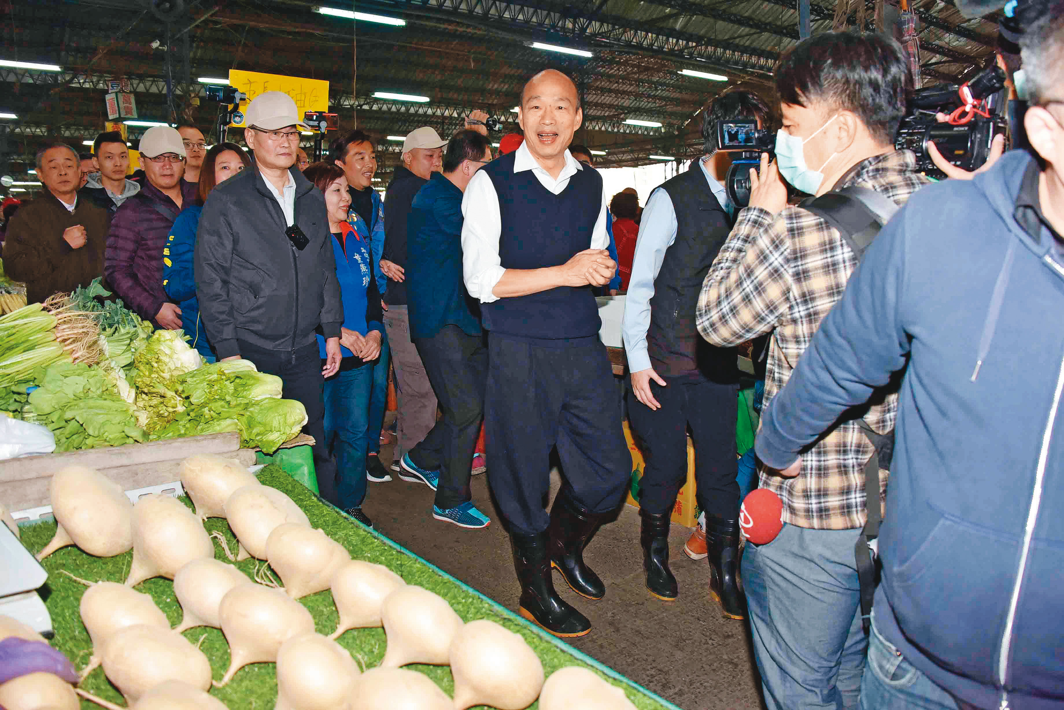 敗選過後，韓國瑜陷入罷免危機，他一刻也不敢輕忽，立刻返回高雄市府上班，年節期間同樣不放假，前往市場視察。（高雄市政府提供）