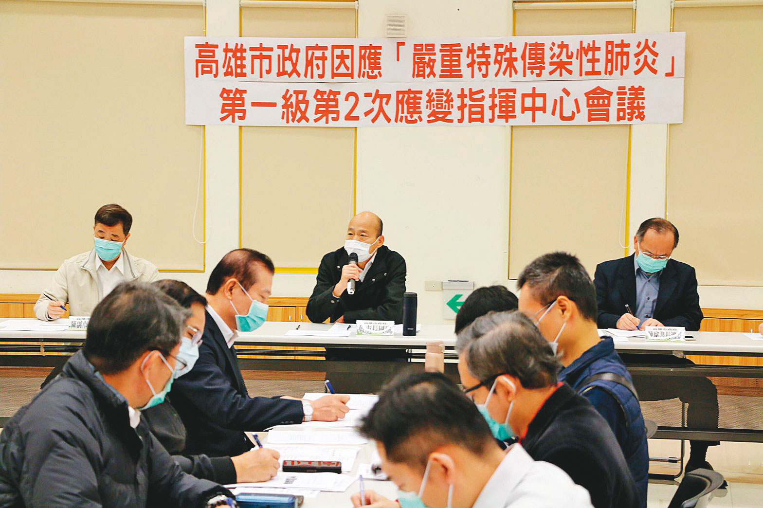 武漢肺炎肆虐，韓國瑜年節銷假上班，率先宣布防疫提升為一級防疫，成為全台首位下令的市長。（高雄市政府提供）