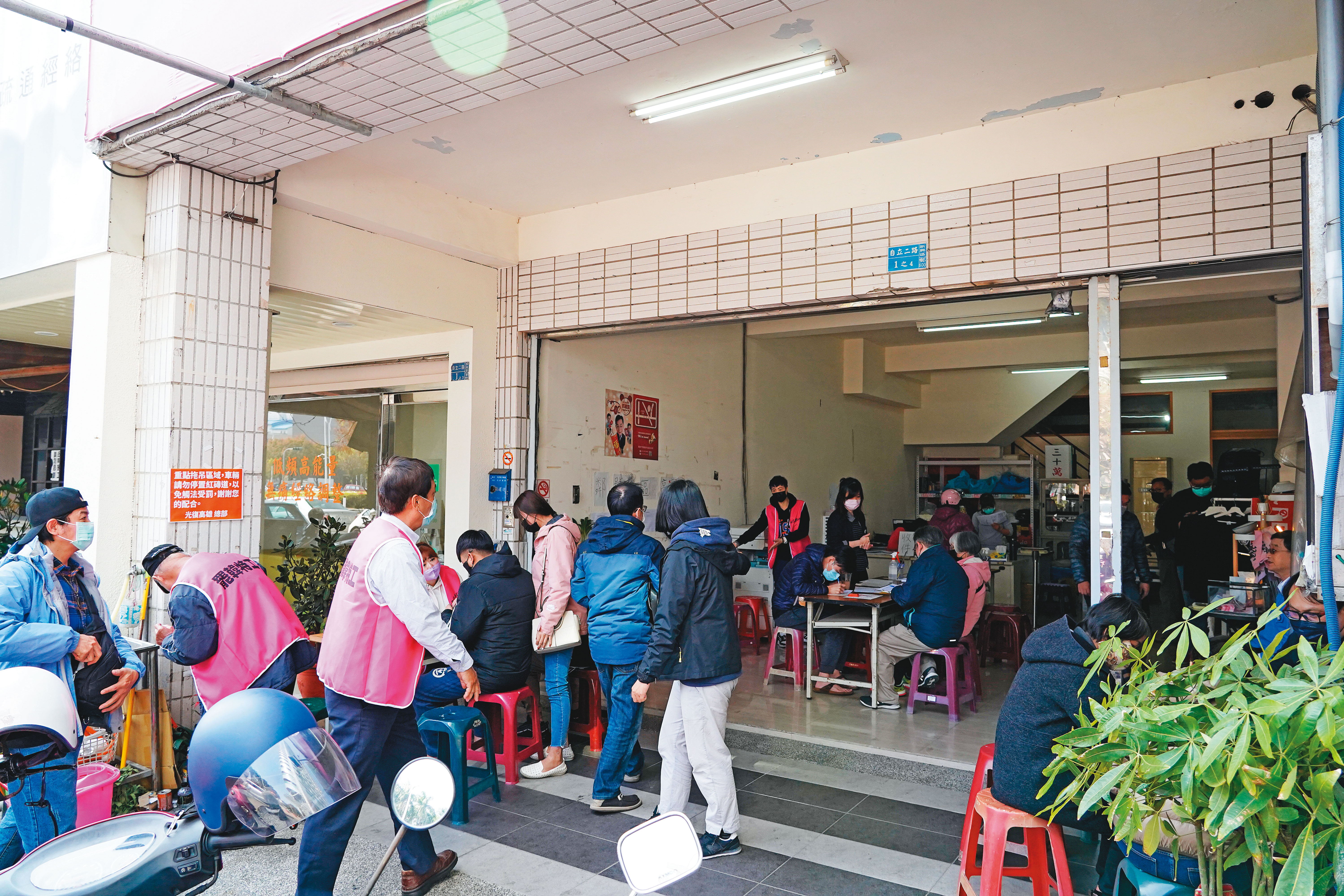 即便武漢肺炎侵台，政治議題明顯冷卻，但罷免行動仍在高雄如火如荼進行，市民自發到連署站排隊簽署罷韓。